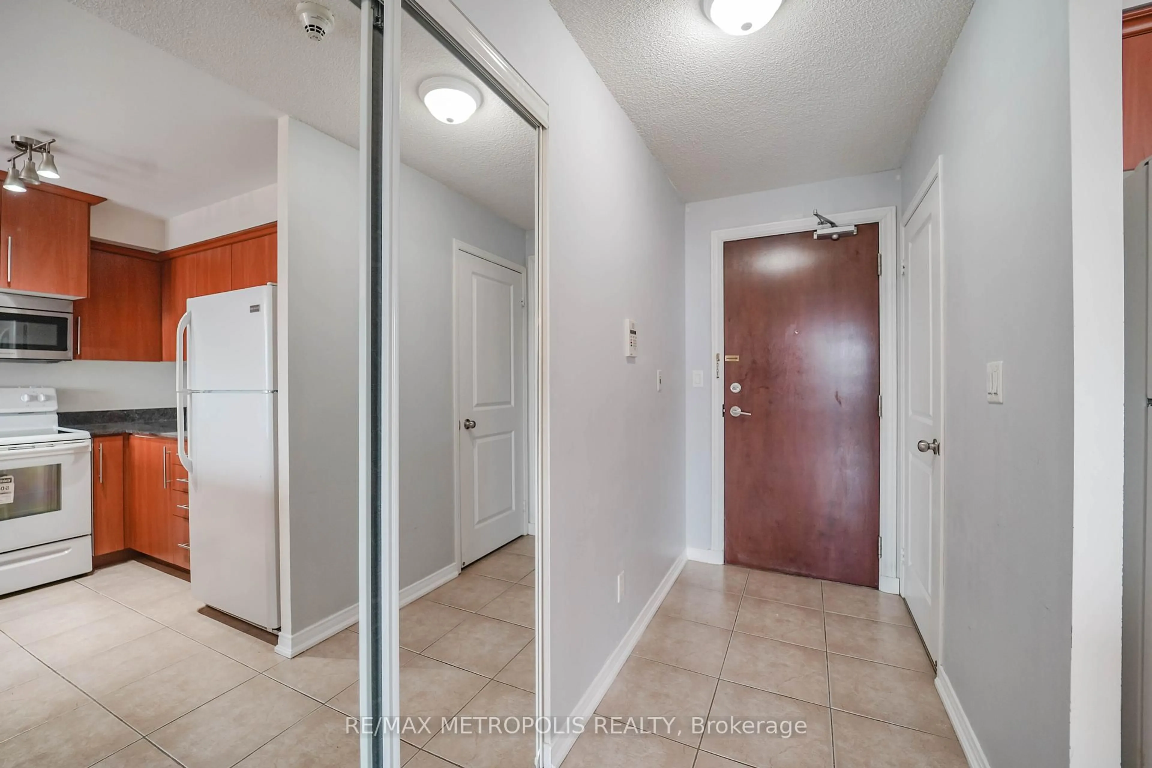 Indoor entryway for 6 Rosebank Dr #7D, Toronto Ontario M1B 0A1