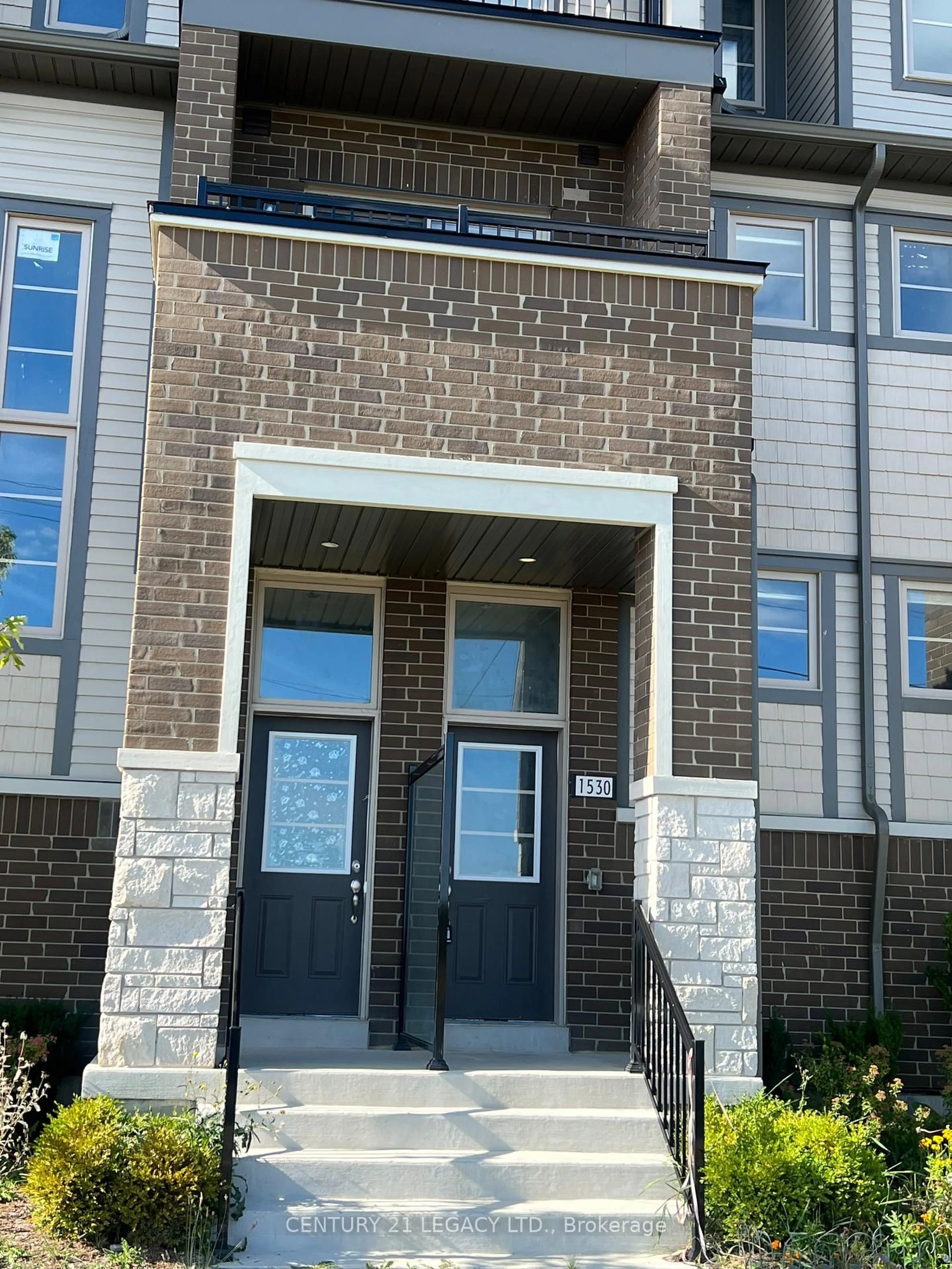 Indoor entryway for 1530 Bloor St, Clarington Ontario L1E 0G9