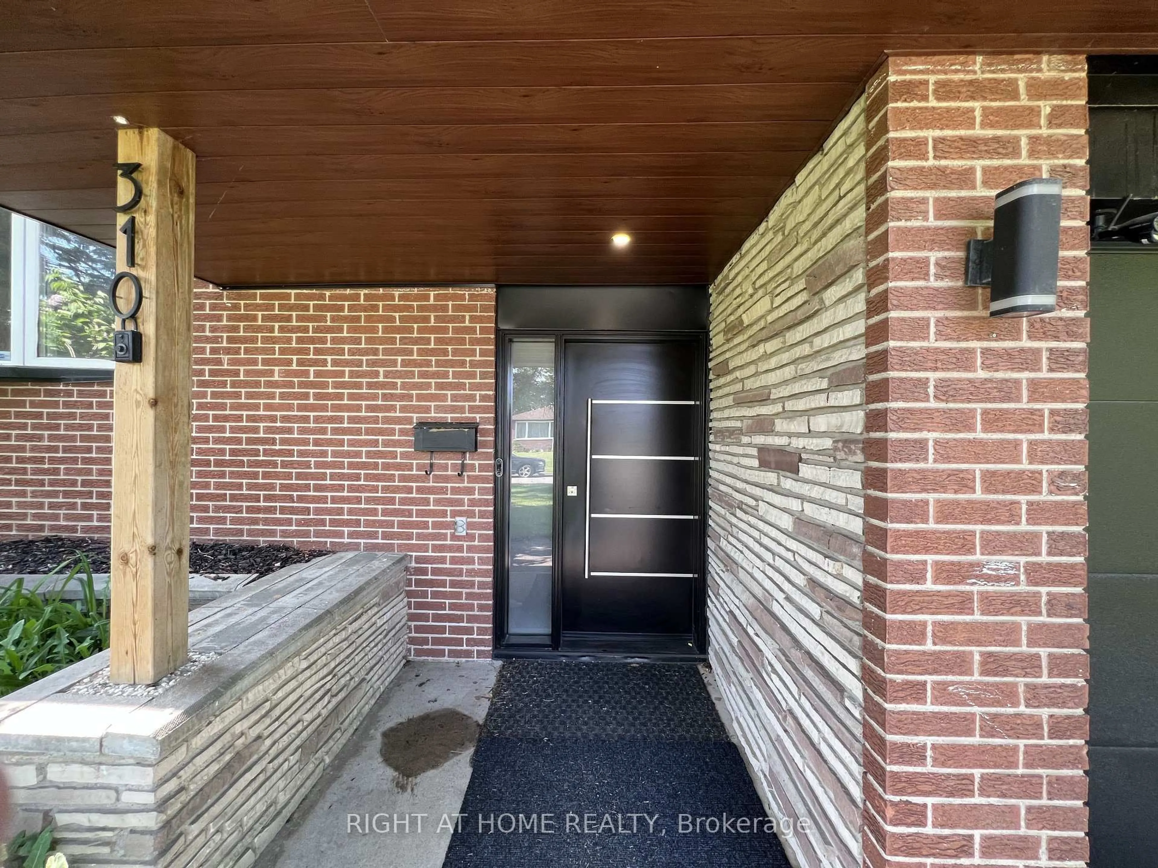 Indoor entryway for 310 Admiral Rd, Oshawa Ontario L1J 3A5