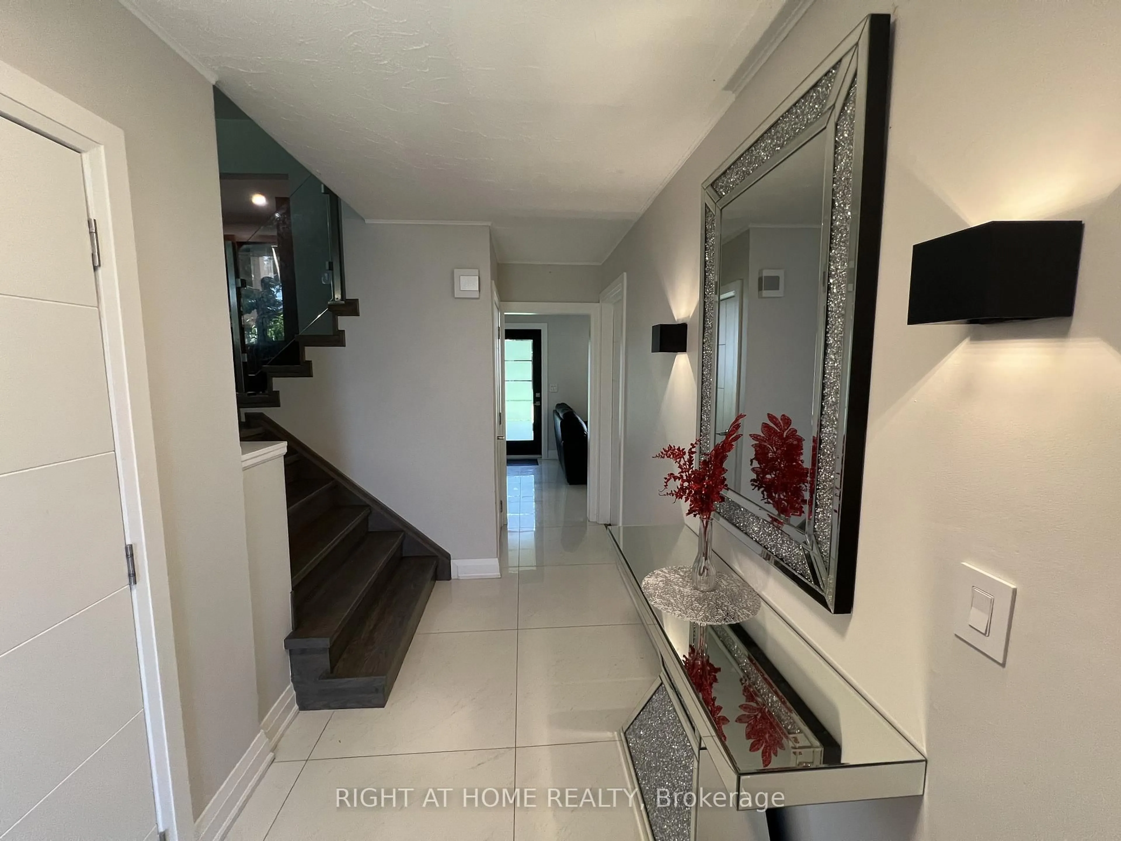 Indoor foyer for 310 Admiral Rd, Oshawa Ontario L1J 3A5