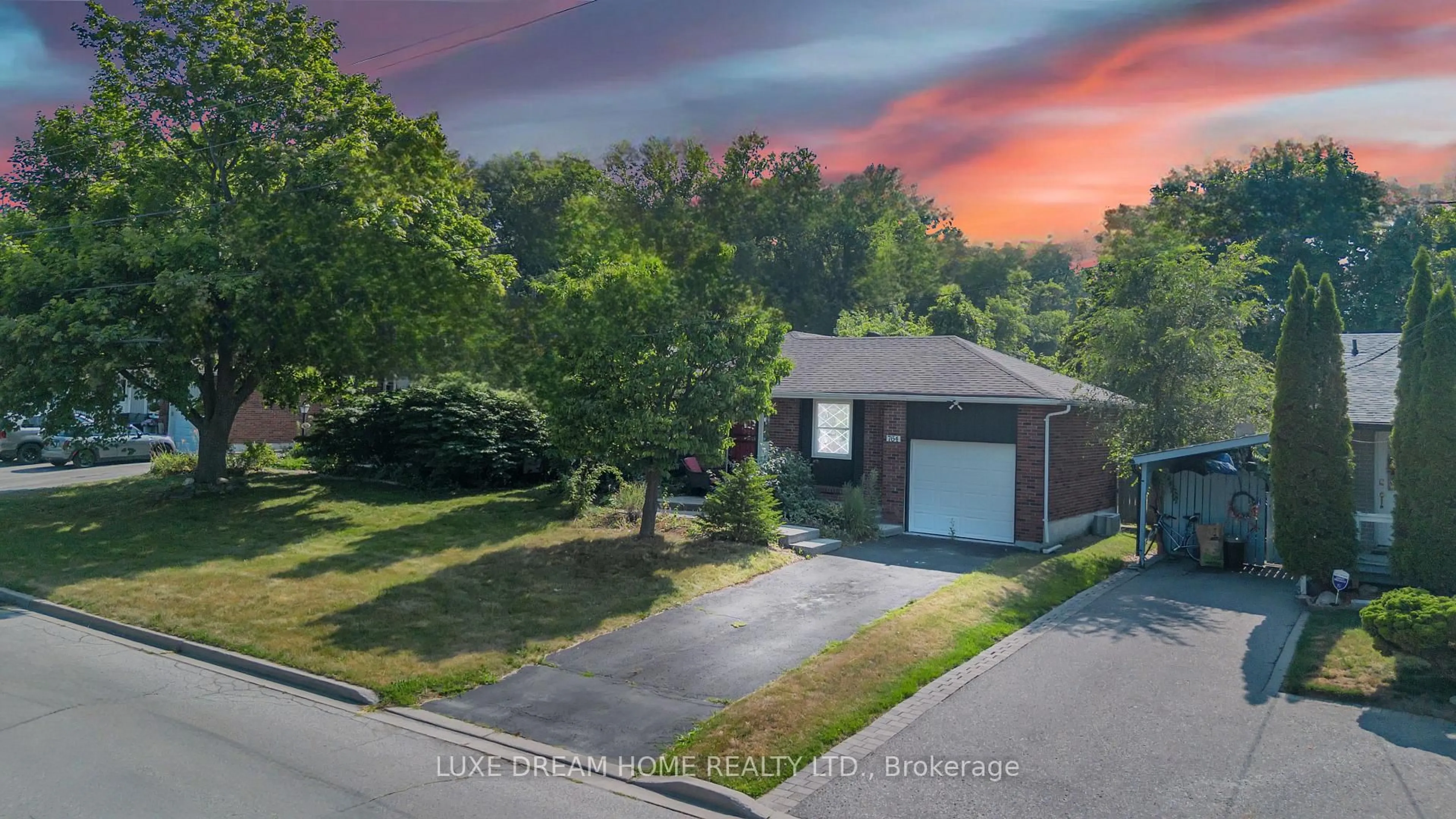 A pic from outside/outdoor area/front of a property/back of a property/a pic from drone, street for 764 Hillcrest Rd, Pickering Ontario L1W 2P4