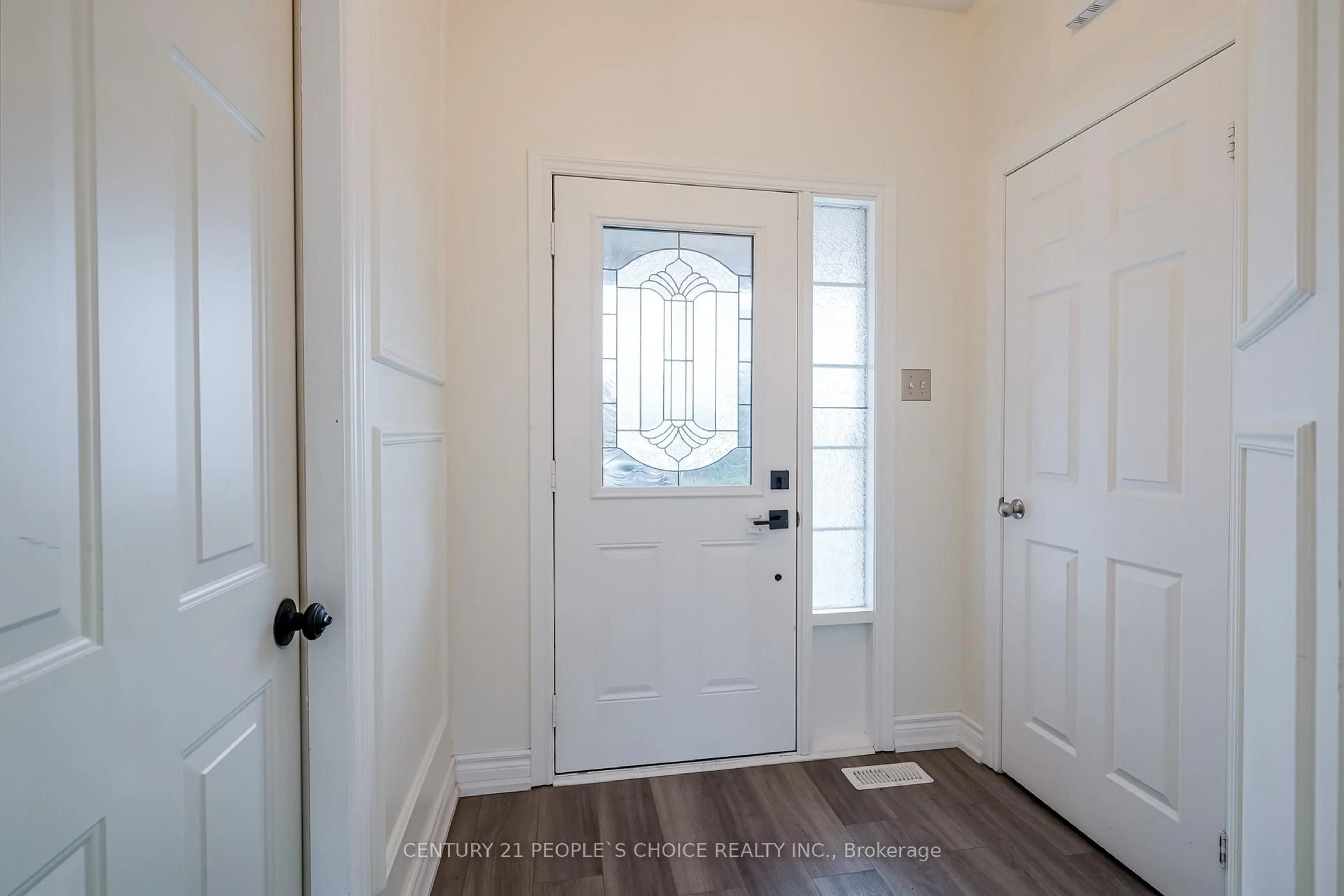Indoor entryway for 38 Taft Pl, Clarington Ontario L1C 5M6
