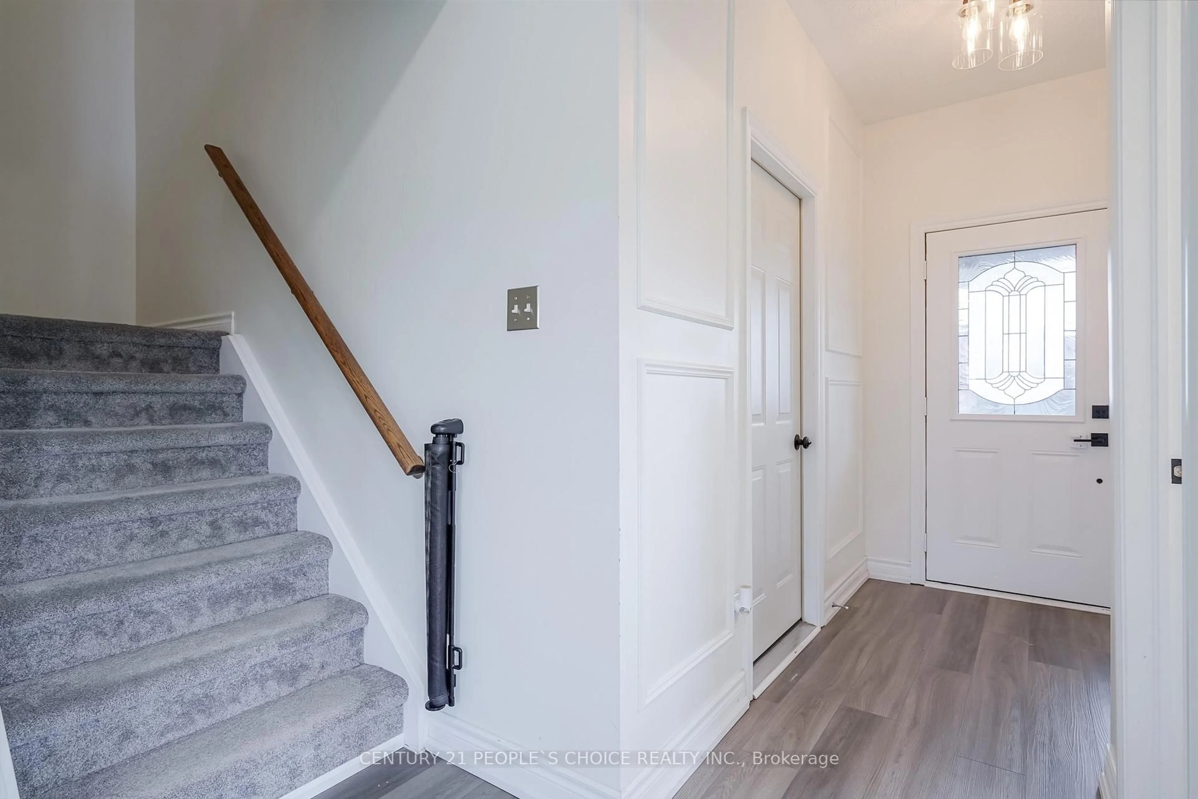 Indoor entryway for 38 Taft Pl, Clarington Ontario L1C 5M6