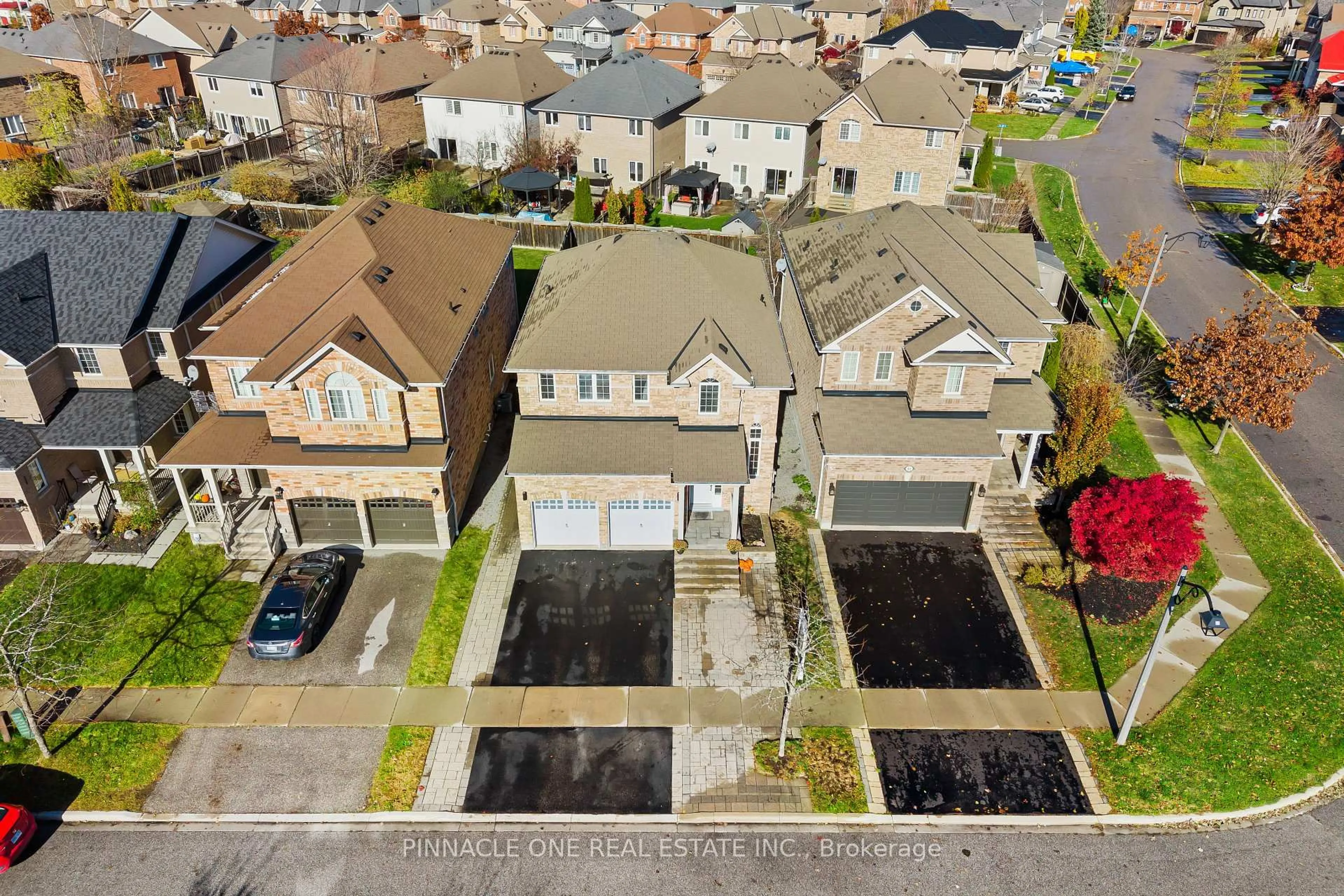 A pic from outside/outdoor area/front of a property/back of a property/a pic from drone, street for 93 Florence Dr, Whitby Ontario L1R 0K4