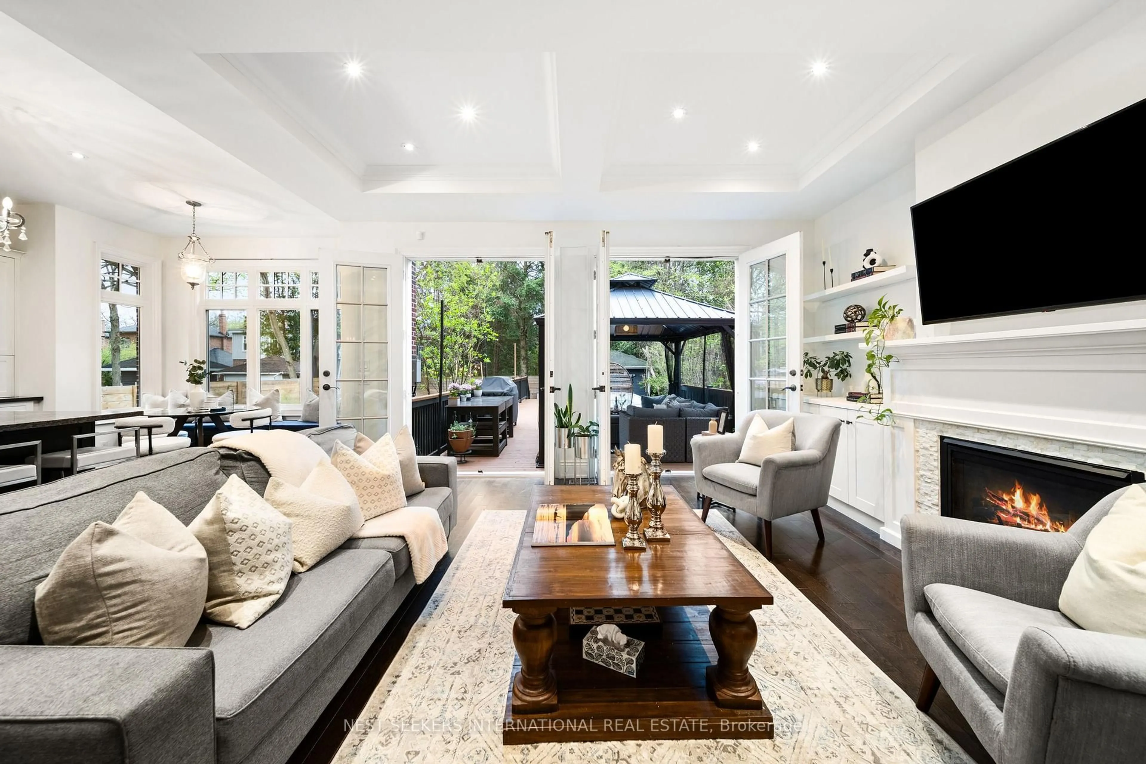 Living room with furniture, unknown for 117 Parkview Hill Cres, Toronto Ontario M4B 1R6