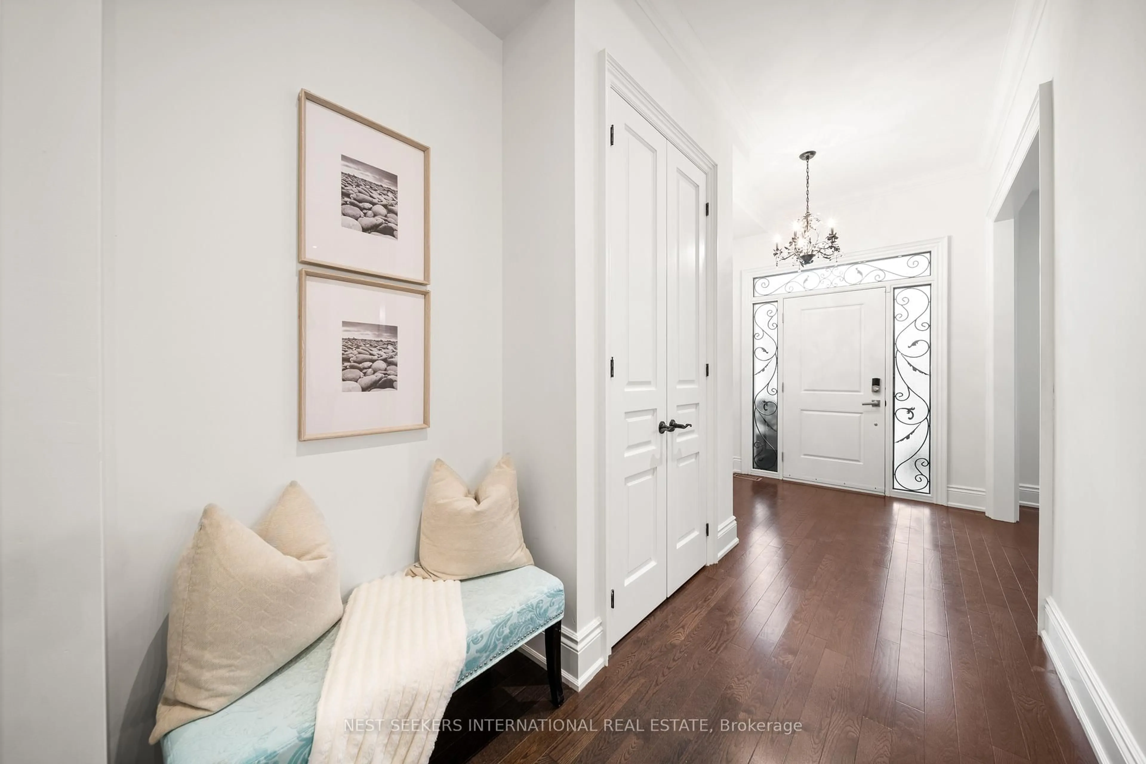 Indoor entryway for 117 Parkview Hill Cres, Toronto Ontario M4B 1R6