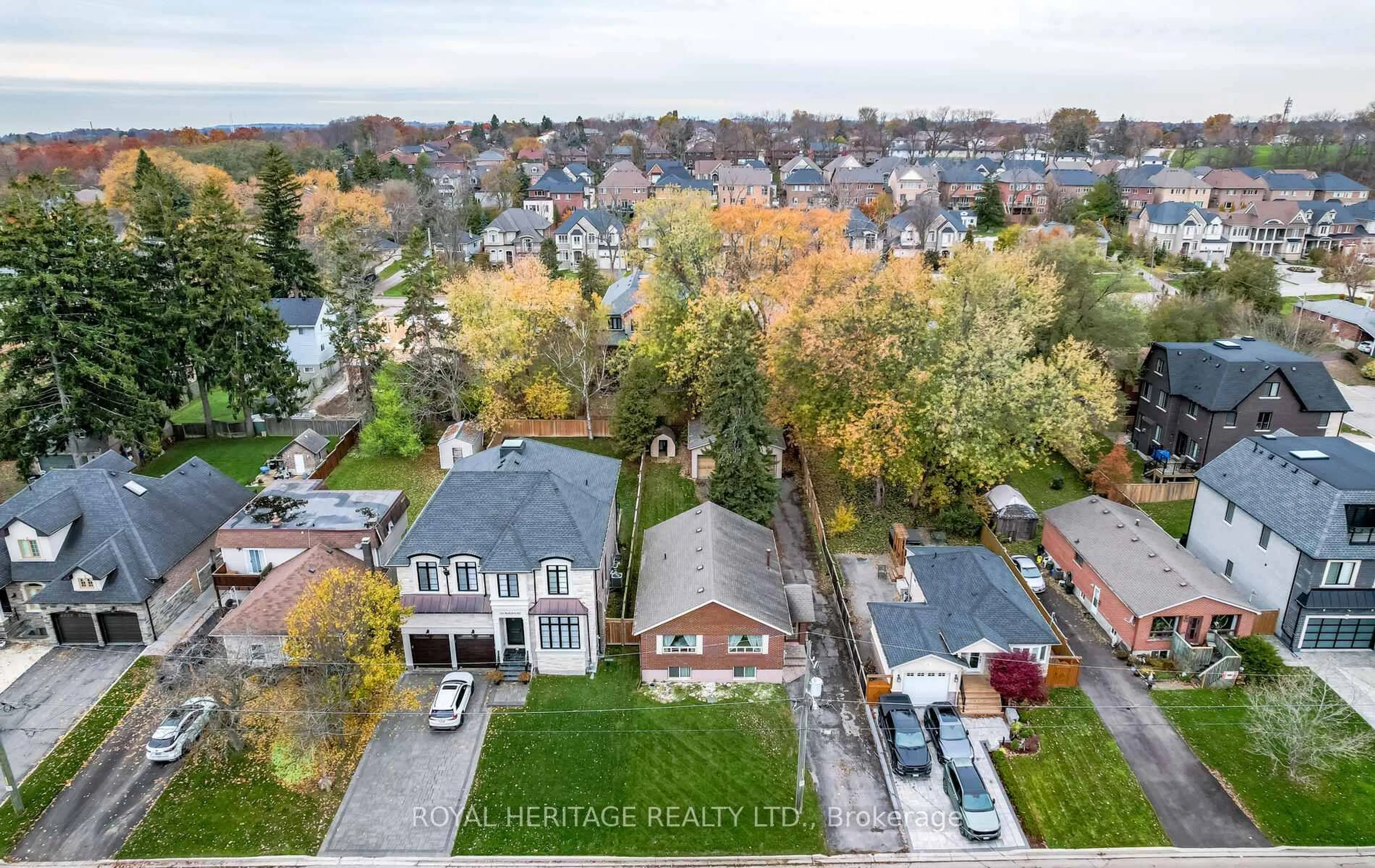 A pic from outside/outdoor area/front of a property/back of a property/a pic from drone, street for 548 Marksbury Rd, Pickering Ontario L1W 2S6