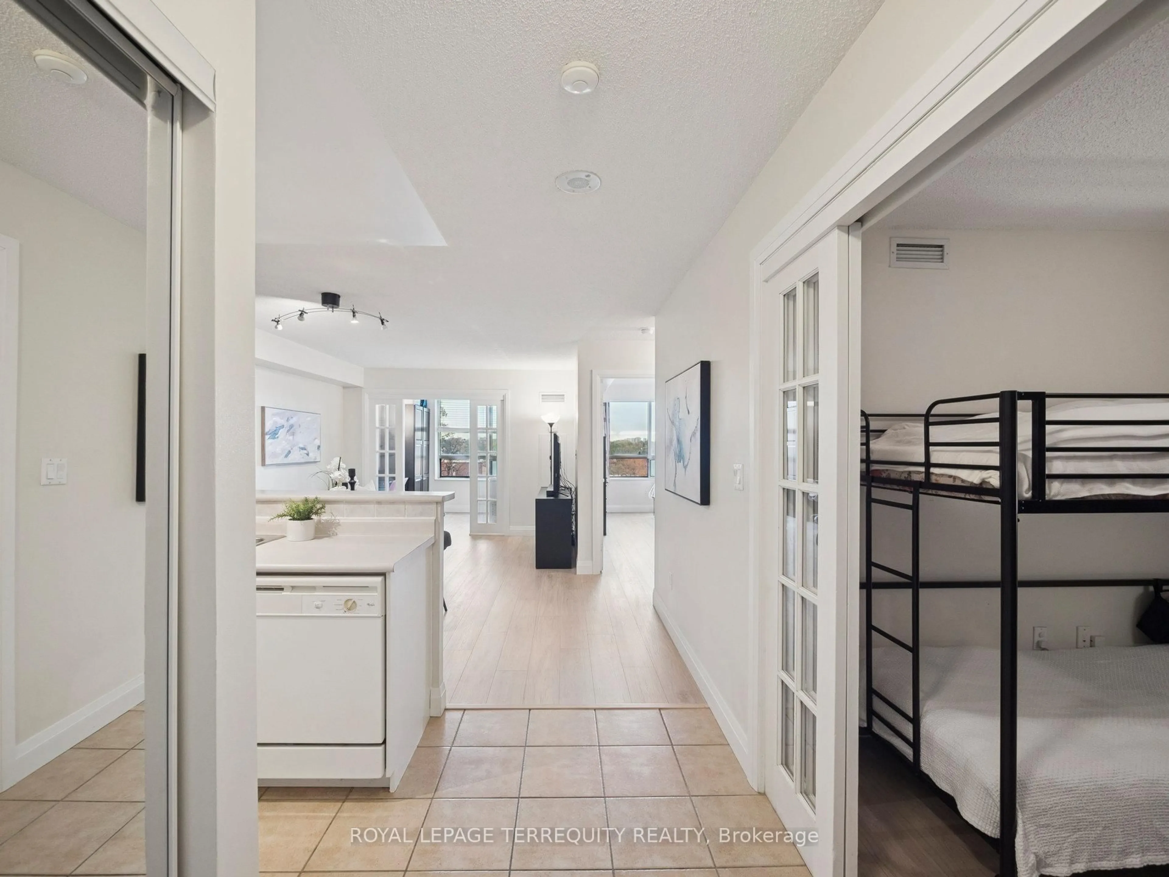 Unknown for 123 Omni Dr #565, Toronto Ontario M1P 5A8