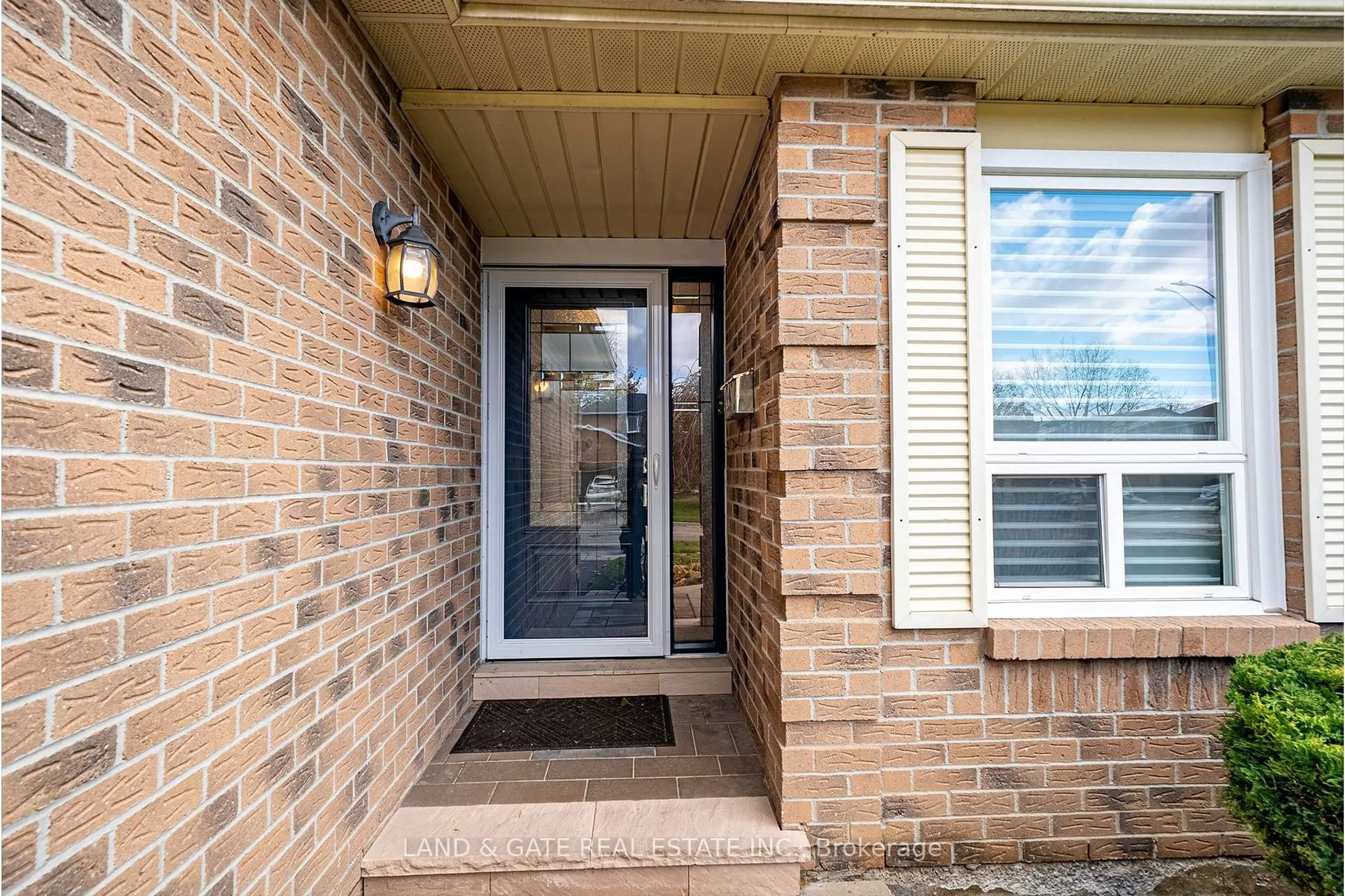 Indoor entryway for 1301 Grovedale Crt, Pickering Ontario L1X 1G9