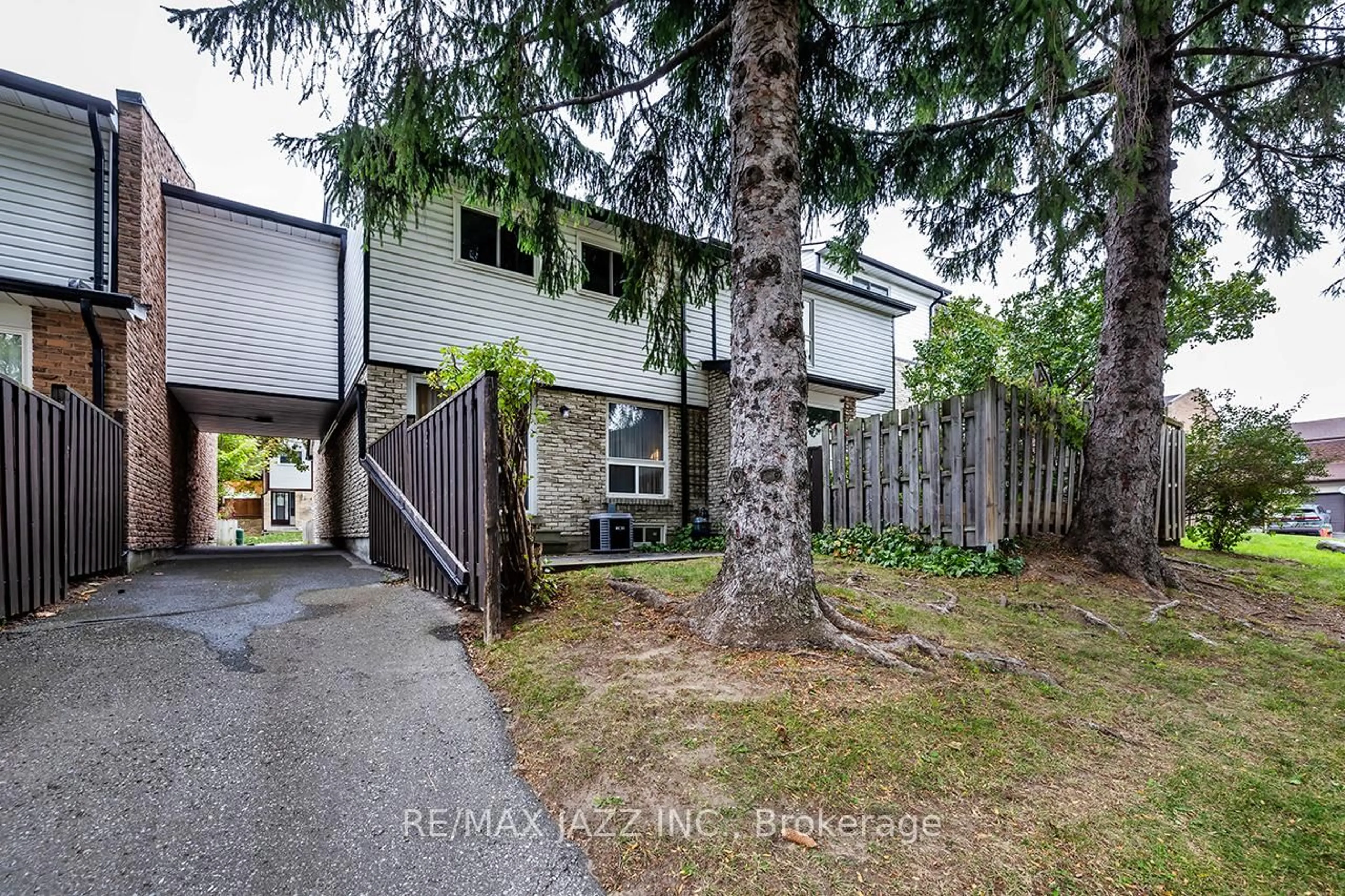 A pic from outside/outdoor area/front of a property/back of a property/a pic from drone, street for 1330 Trowbridge Dr #81, Oshawa Ontario L1G 7L1