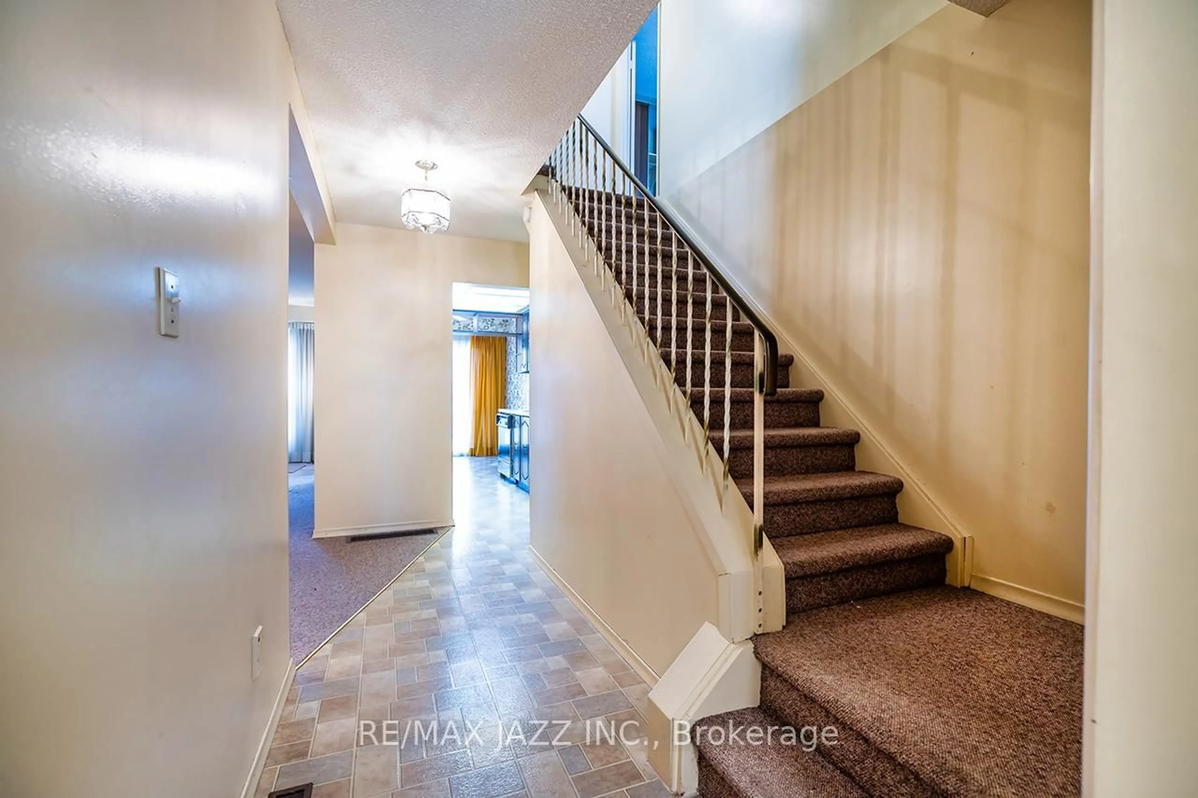 Indoor foyer for 1330 Trowbridge Dr #81, Oshawa Ontario L1G 7L1