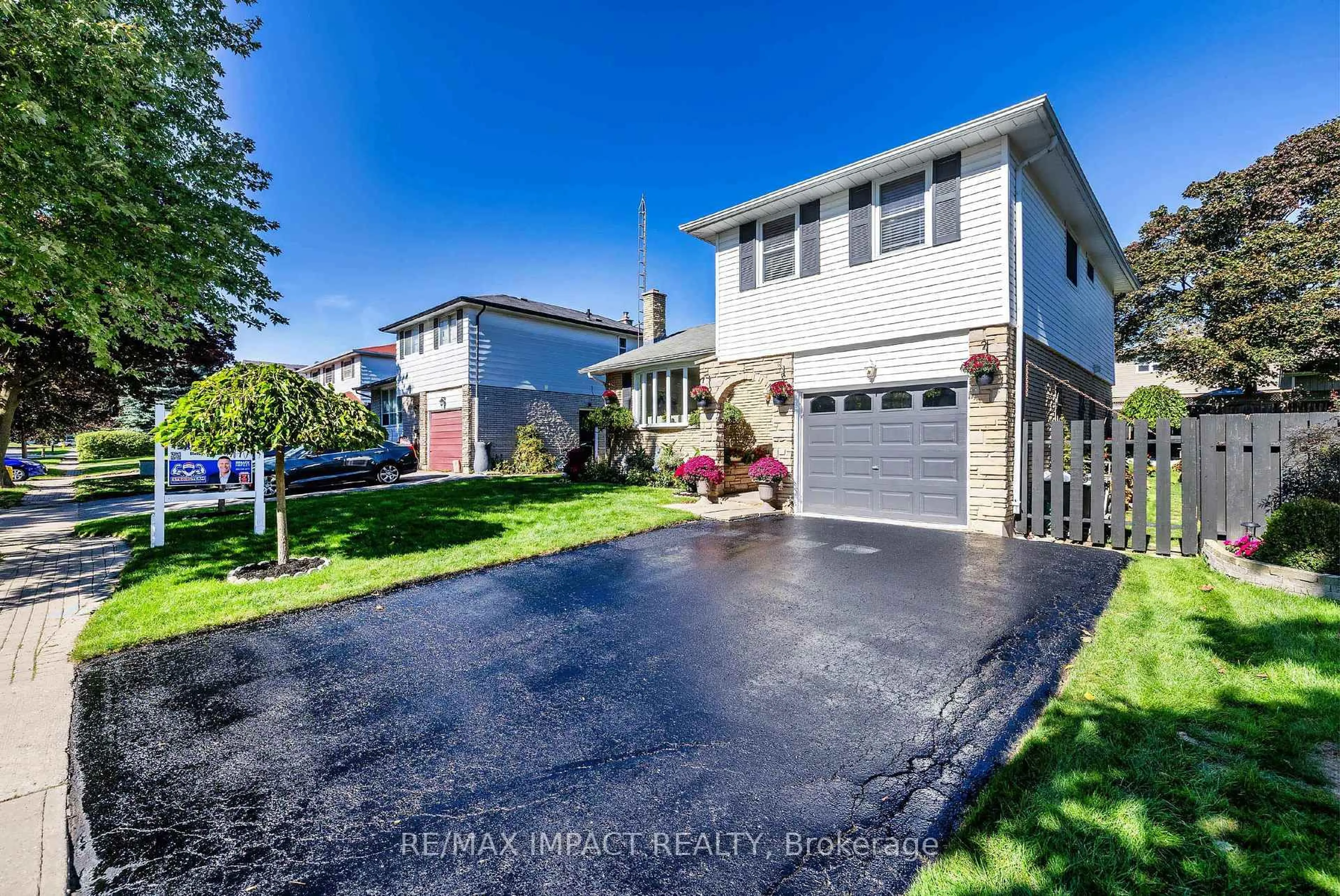 A pic from outside/outdoor area/front of a property/back of a property/a pic from drone, street for 30 Hetherington Dr, Clarington Ontario L1C 3R4