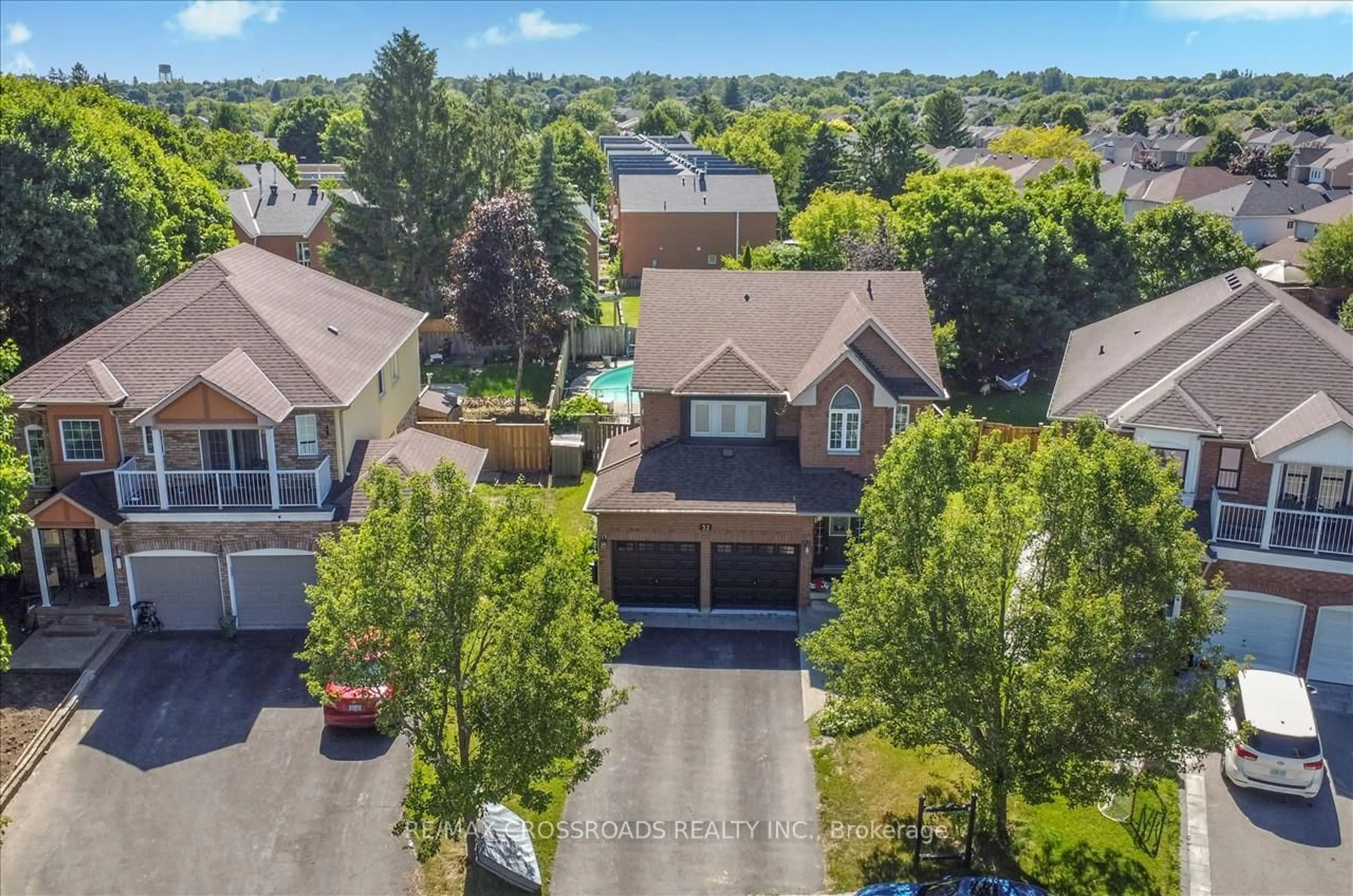 A pic from outside/outdoor area/front of a property/back of a property/a pic from drone, street for 32 Dart Crt, Clarington Ontario L1C 5C6