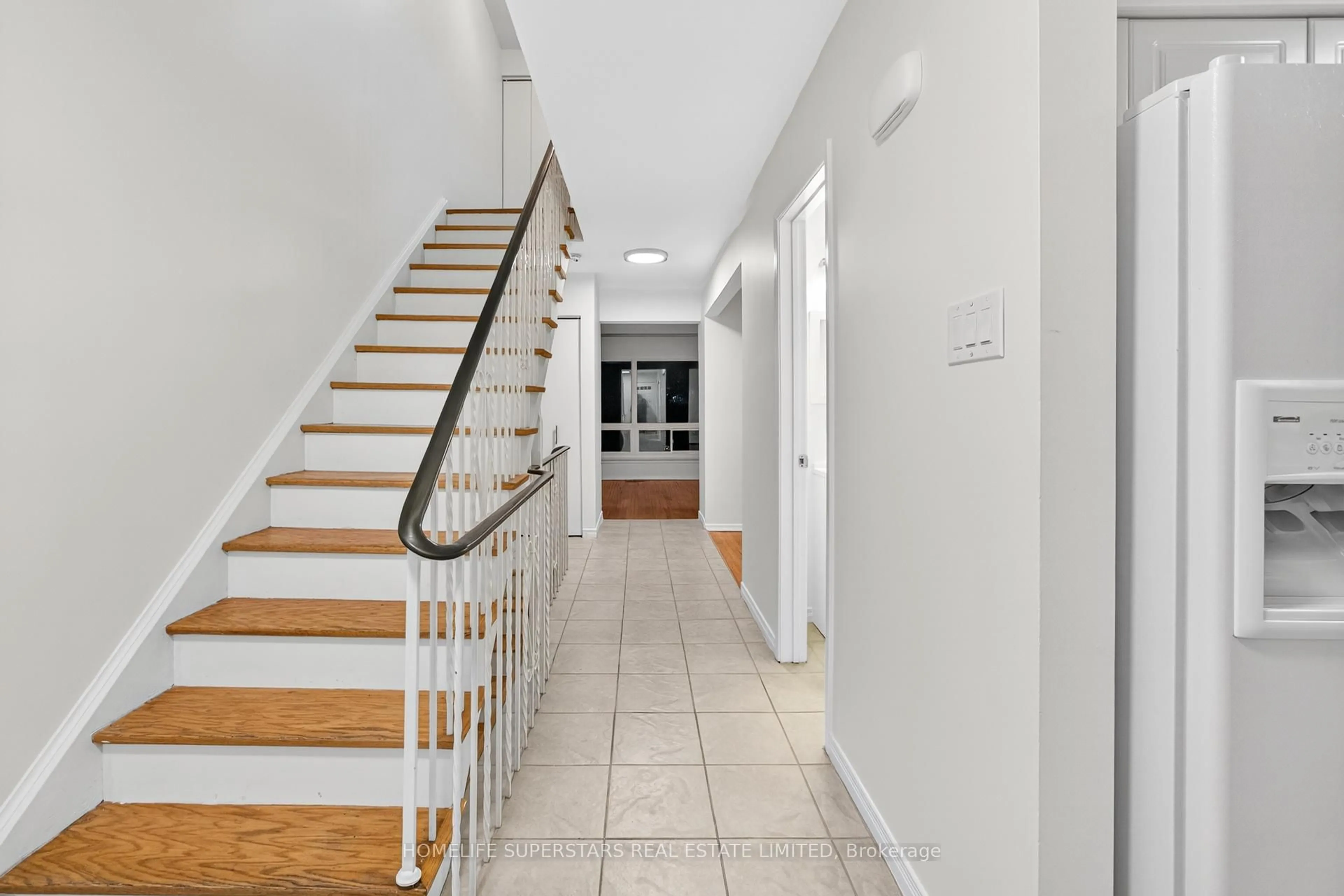 Indoor foyer for 1235 Radom St, Pickering Ontario L1W 1J3