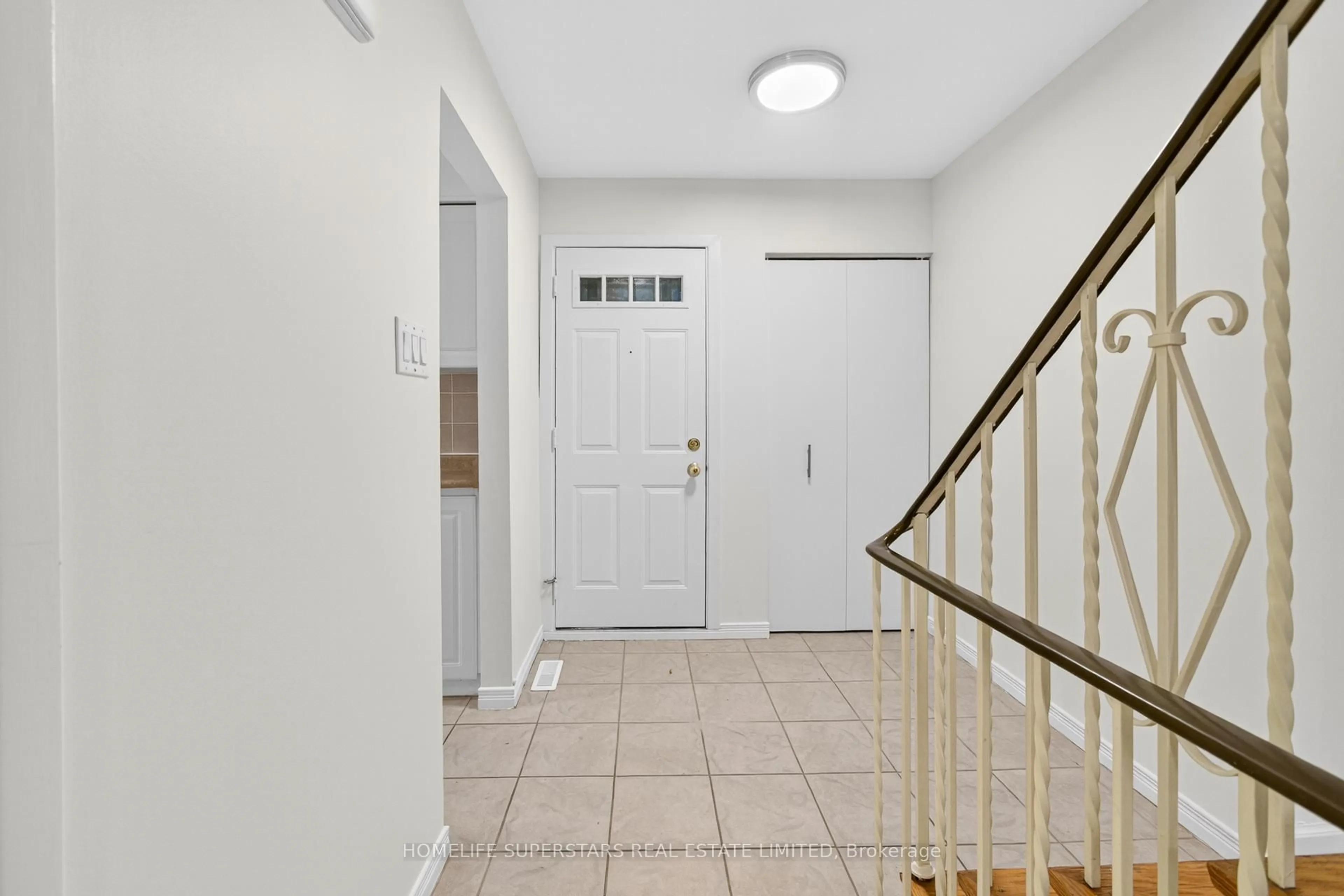 Indoor foyer for 1235 Radom St, Pickering Ontario L1W 1J3