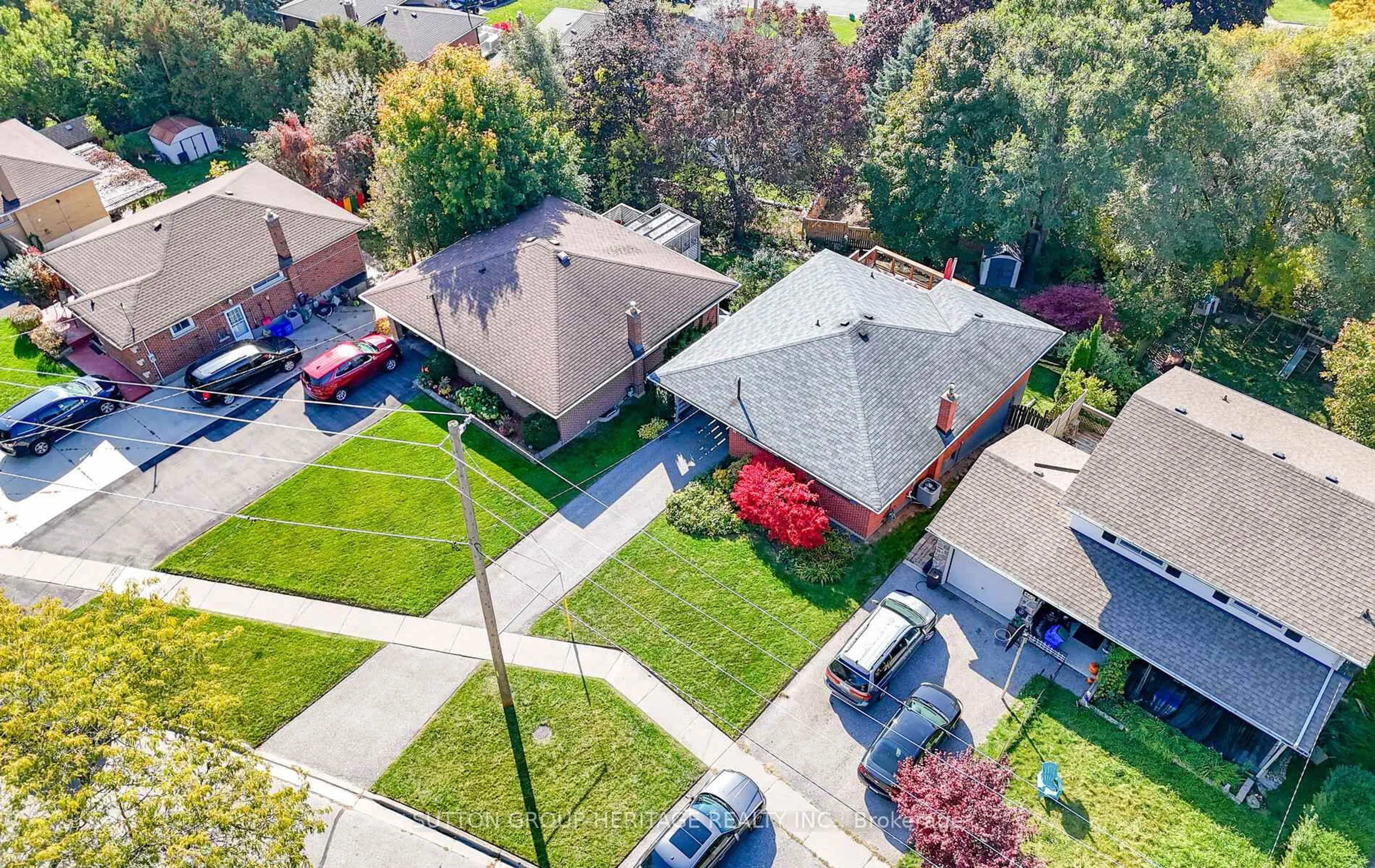 A pic from outside/outdoor area/front of a property/back of a property/a pic from drone, street for 452 Elizabeth St, Oshawa Ontario L1J 5T1