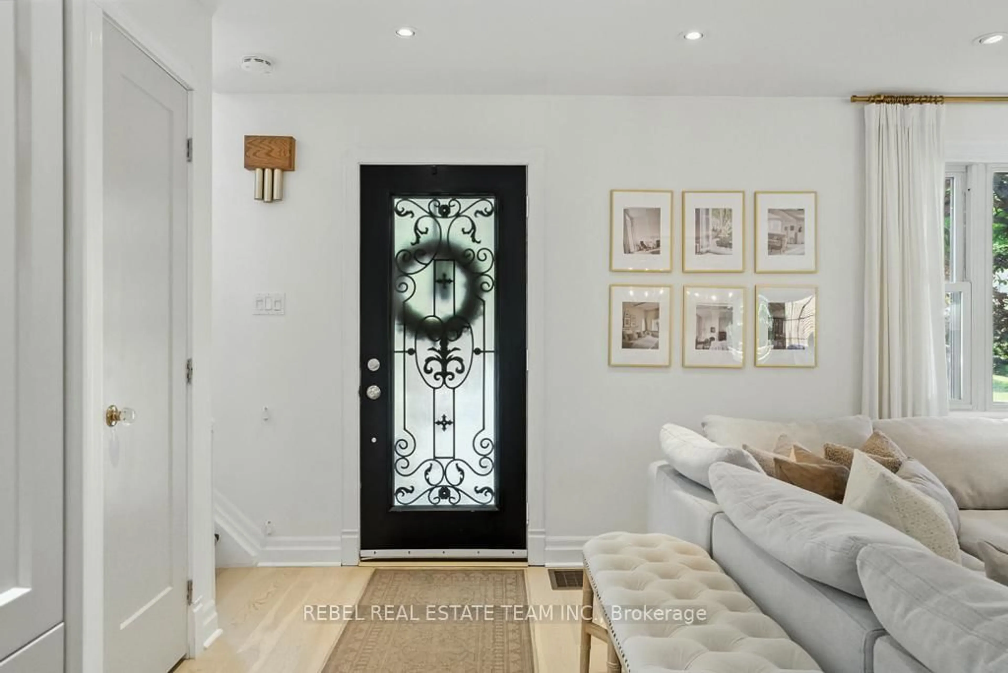 Indoor entryway for 831 Mary St, Oshawa Ontario L1G 5G5