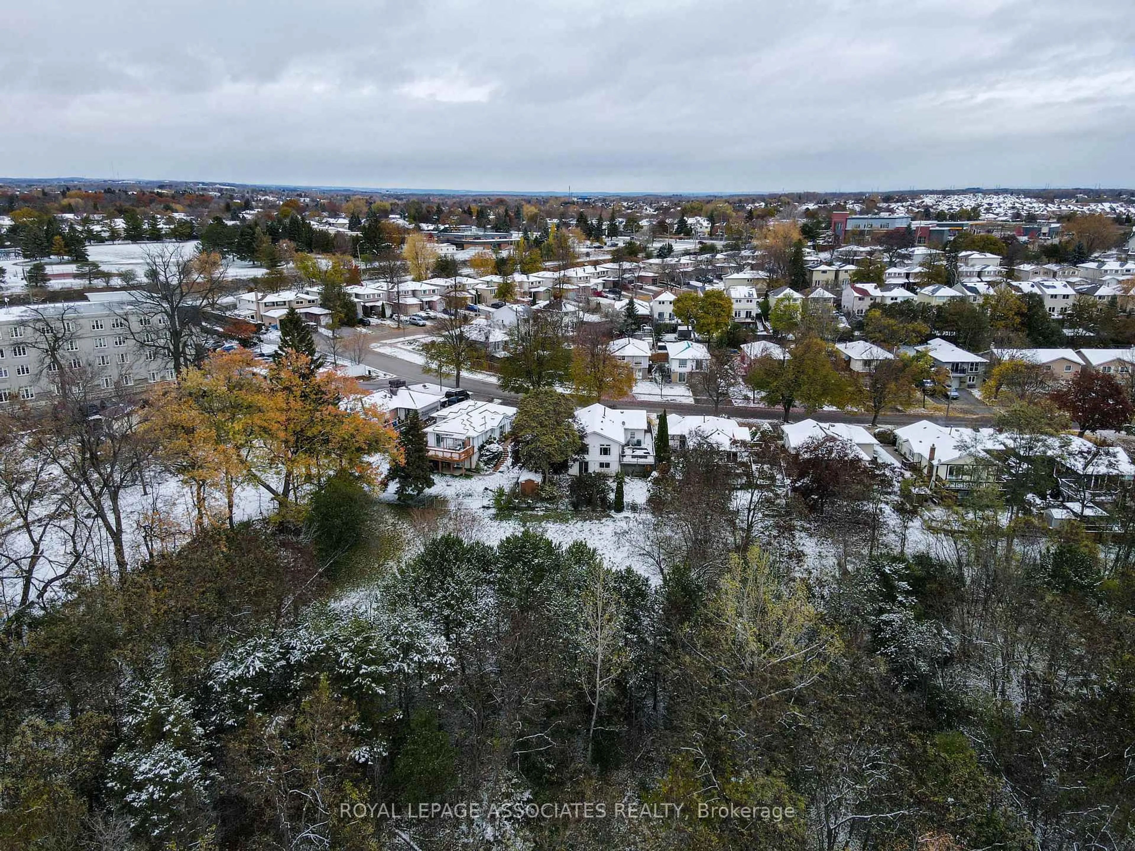 A pic from outside/outdoor area/front of a property/back of a property/a pic from drone, unknown for 692 Down Cres, Oshawa Ontario L1H 7Y1