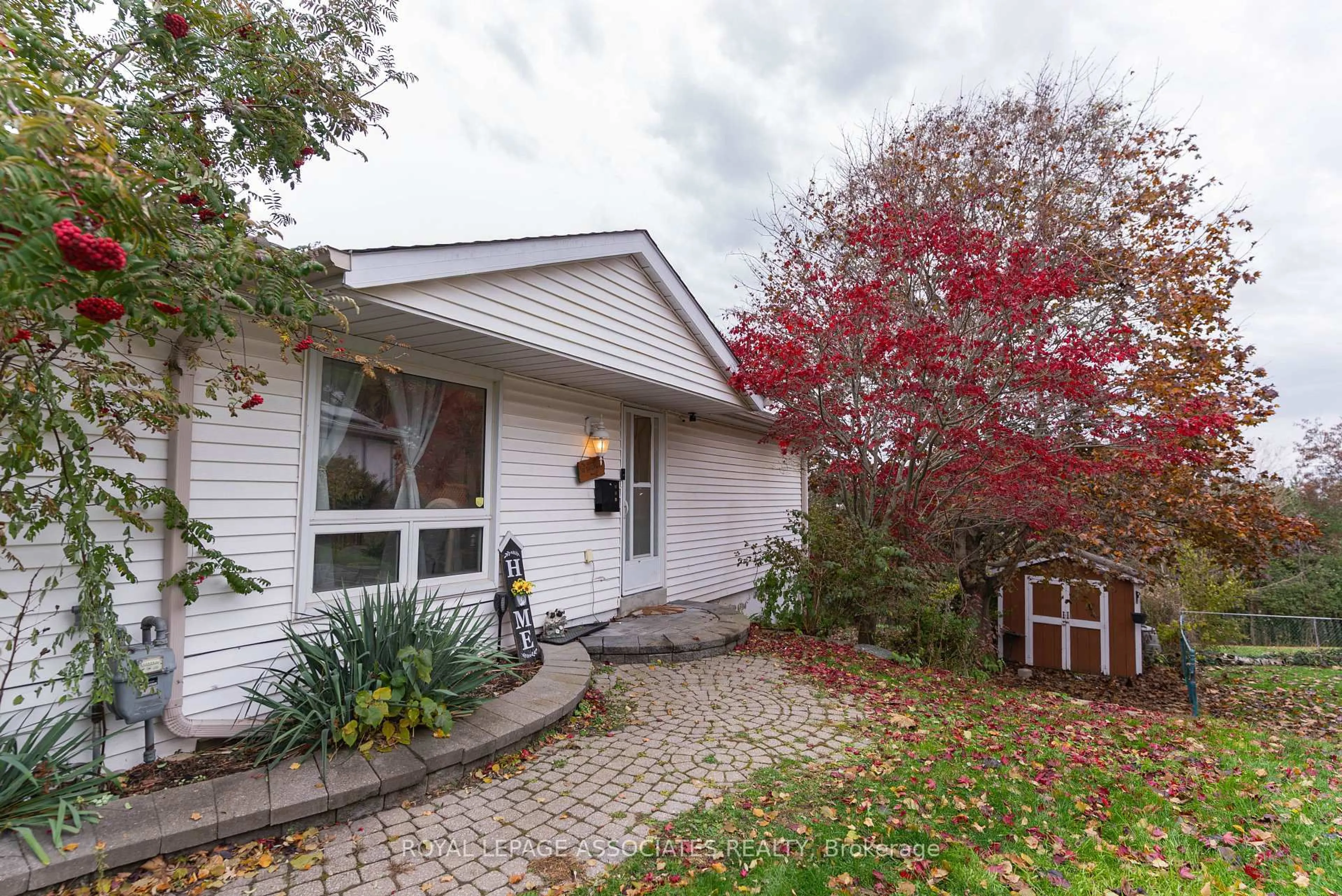 Unknown for 692 Down Cres, Oshawa Ontario L1H 7Y1