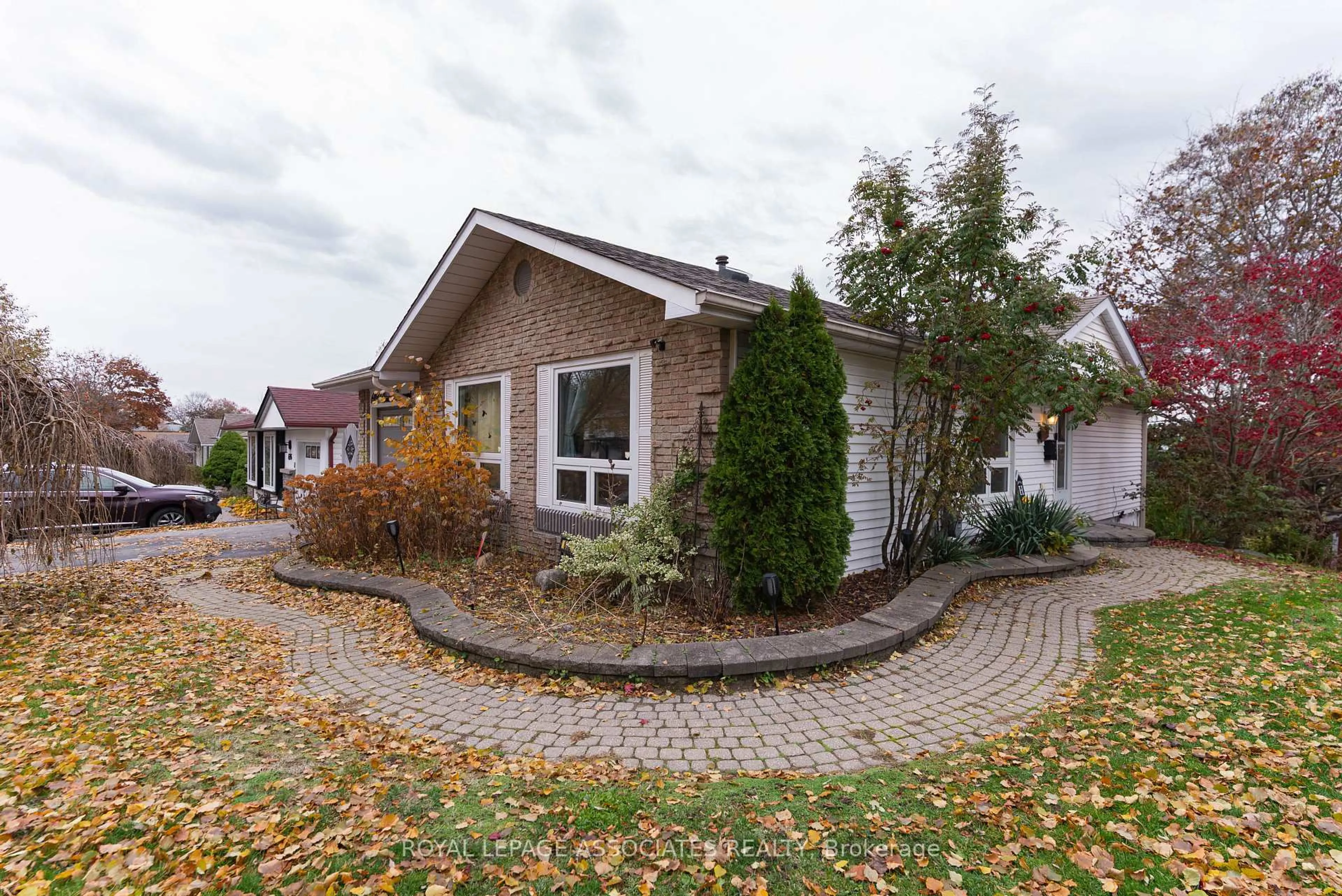 Patio, street for 692 Down Cres, Oshawa Ontario L1H 7Y1