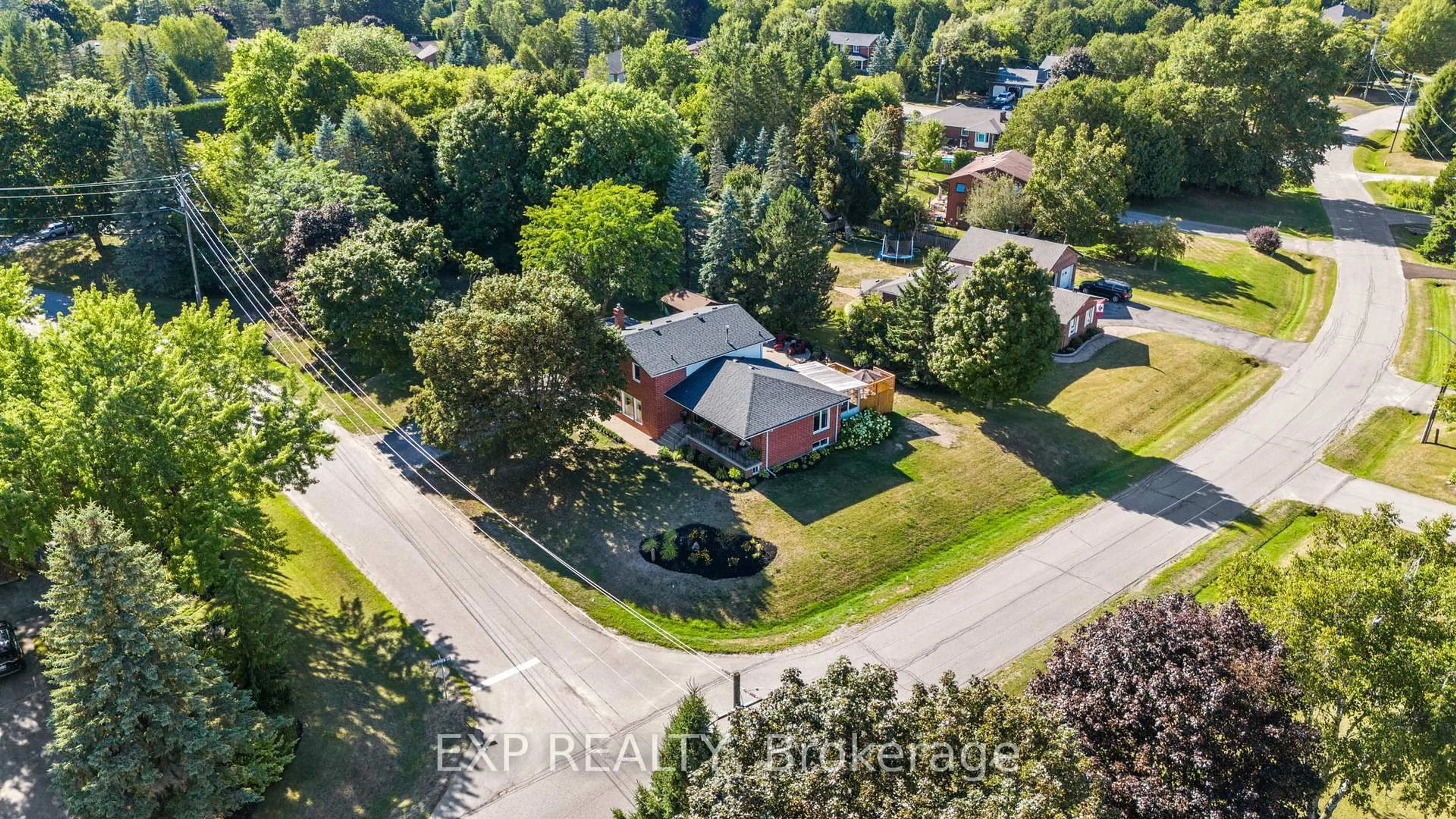 A pic from outside/outdoor area/front of a property/back of a property/a pic from drone, street for 24 Riverview Dr, Scugog Ontario L9L 1N8