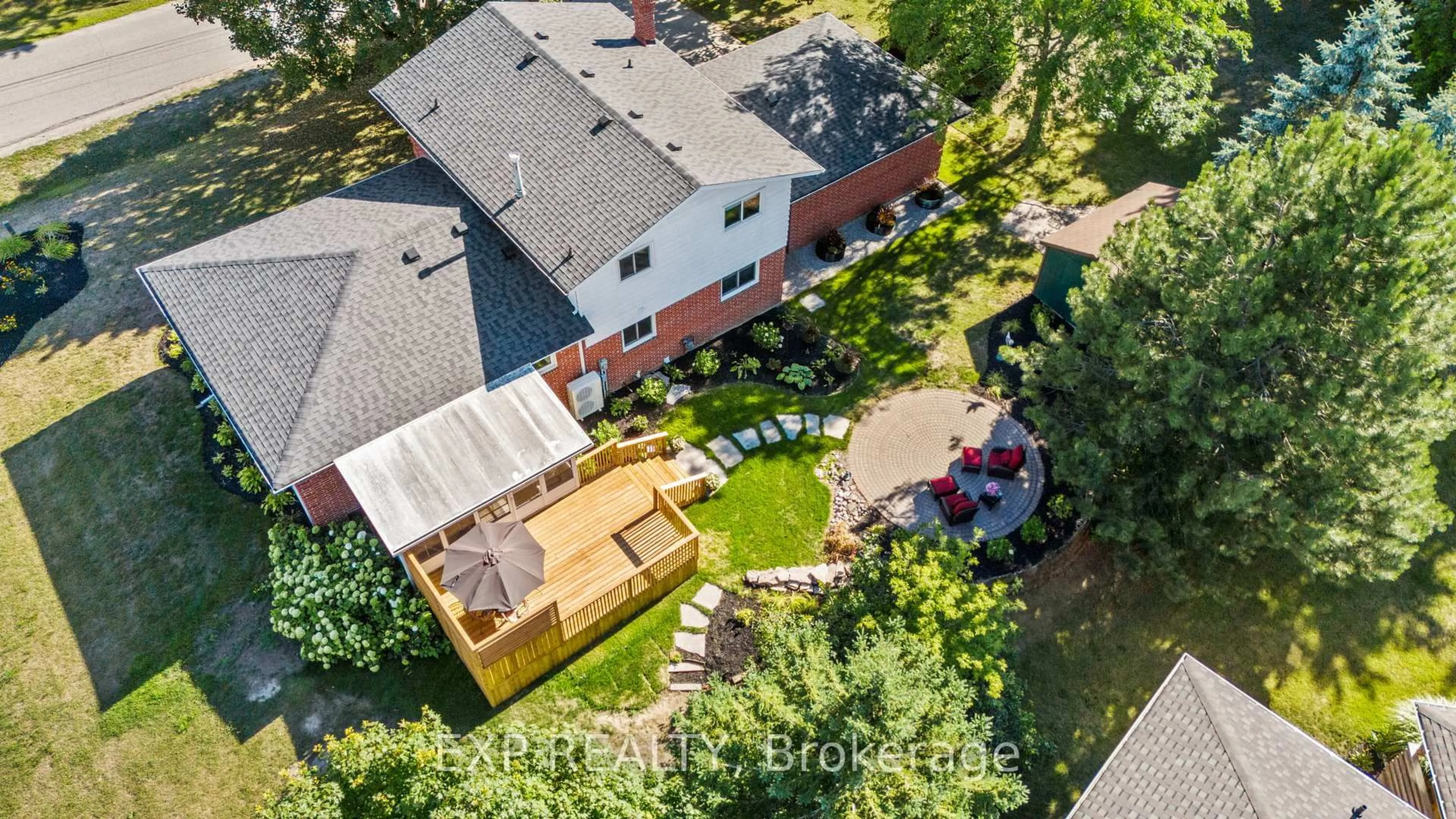 A pic from outside/outdoor area/front of a property/back of a property/a pic from drone, street for 24 Riverview Dr, Scugog Ontario L9L 1N8