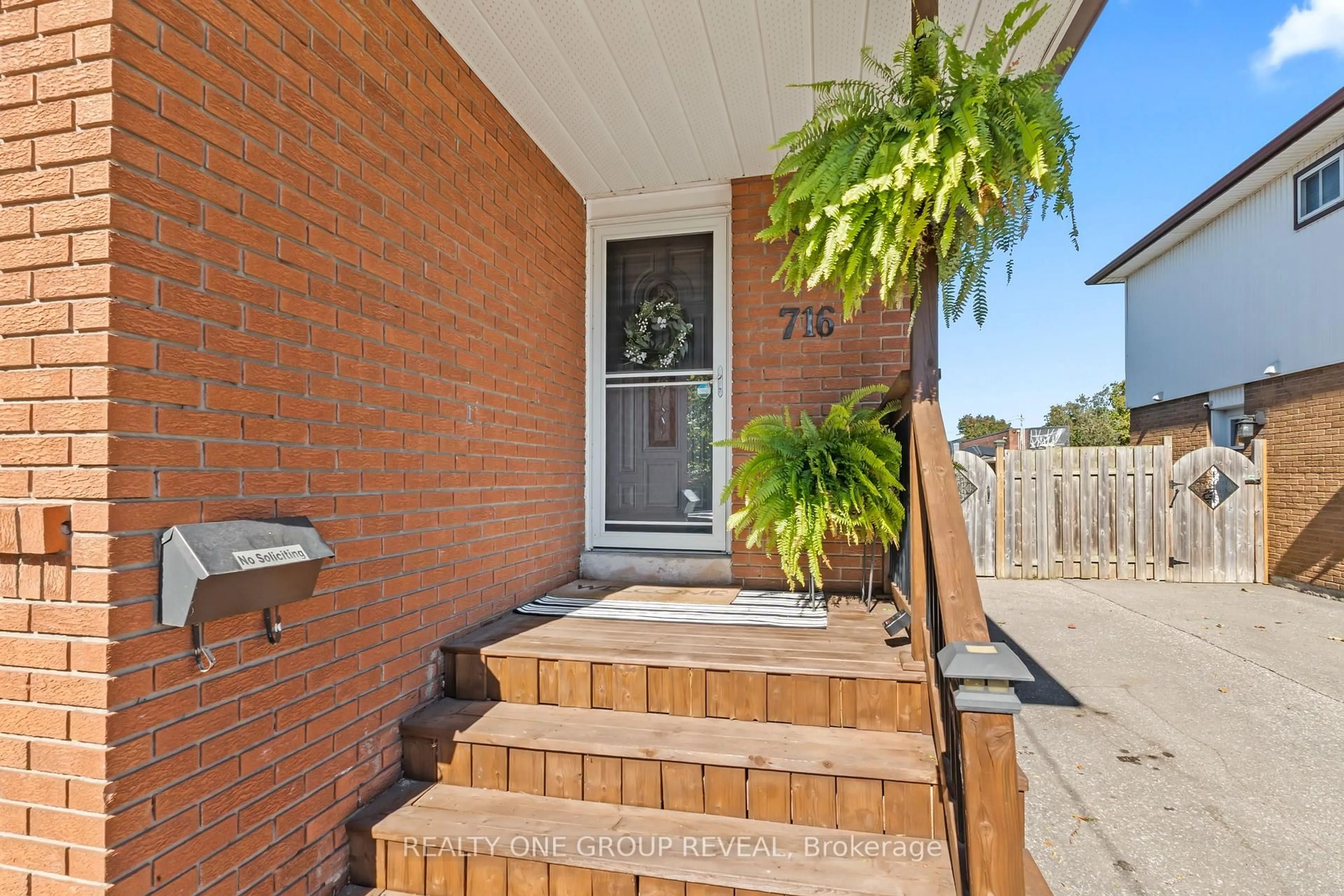 Unknown for 716 Kenora Ave, Oshawa Ontario L1J 1K6