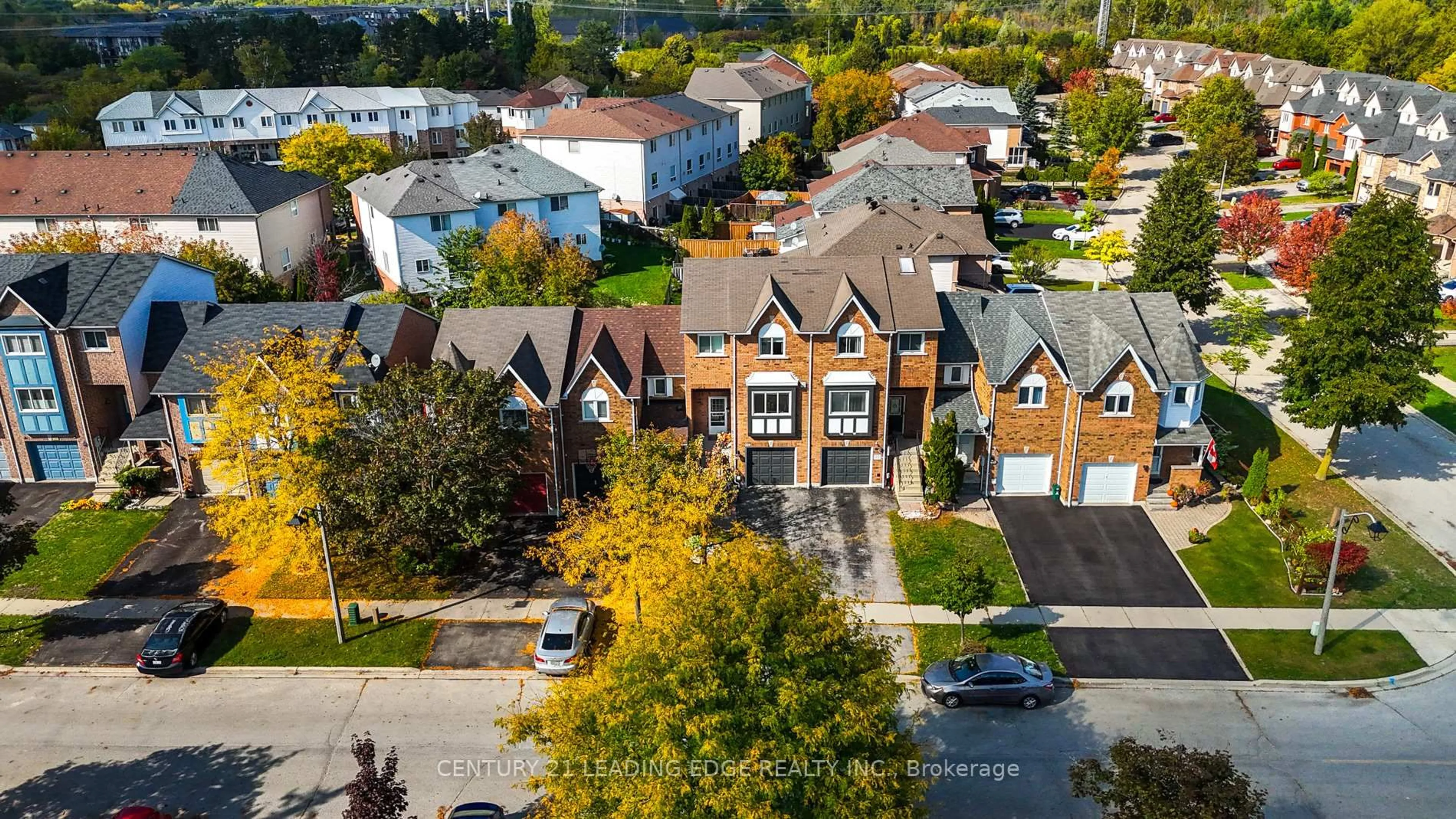 A pic from outside/outdoor area/front of a property/back of a property/a pic from drone, street for 330 Sparrow Circ, Pickering Ontario L1V 6Y3