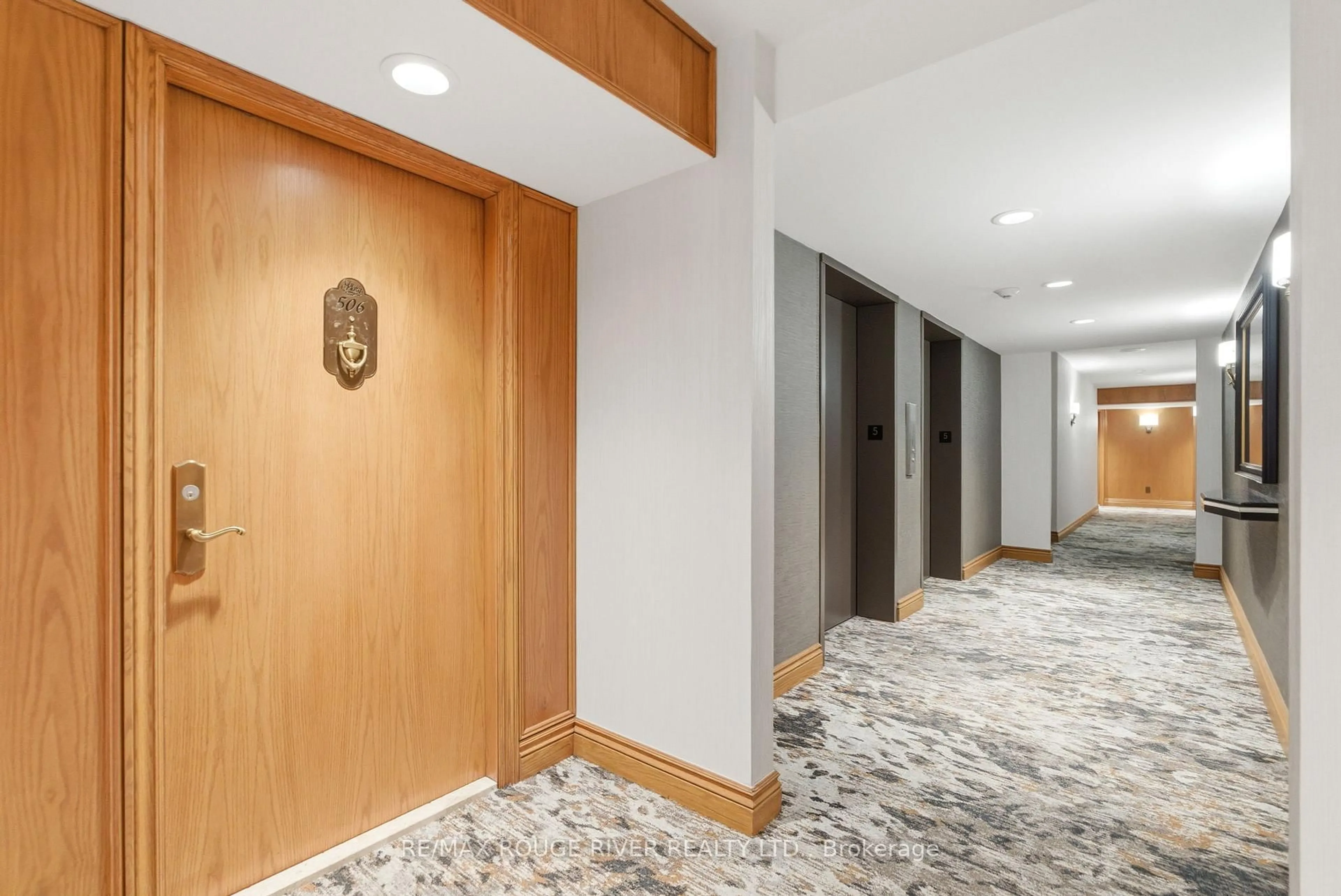 Indoor foyer for 900 Wilson Rd #506, Oshawa Ontario L1G 7T2