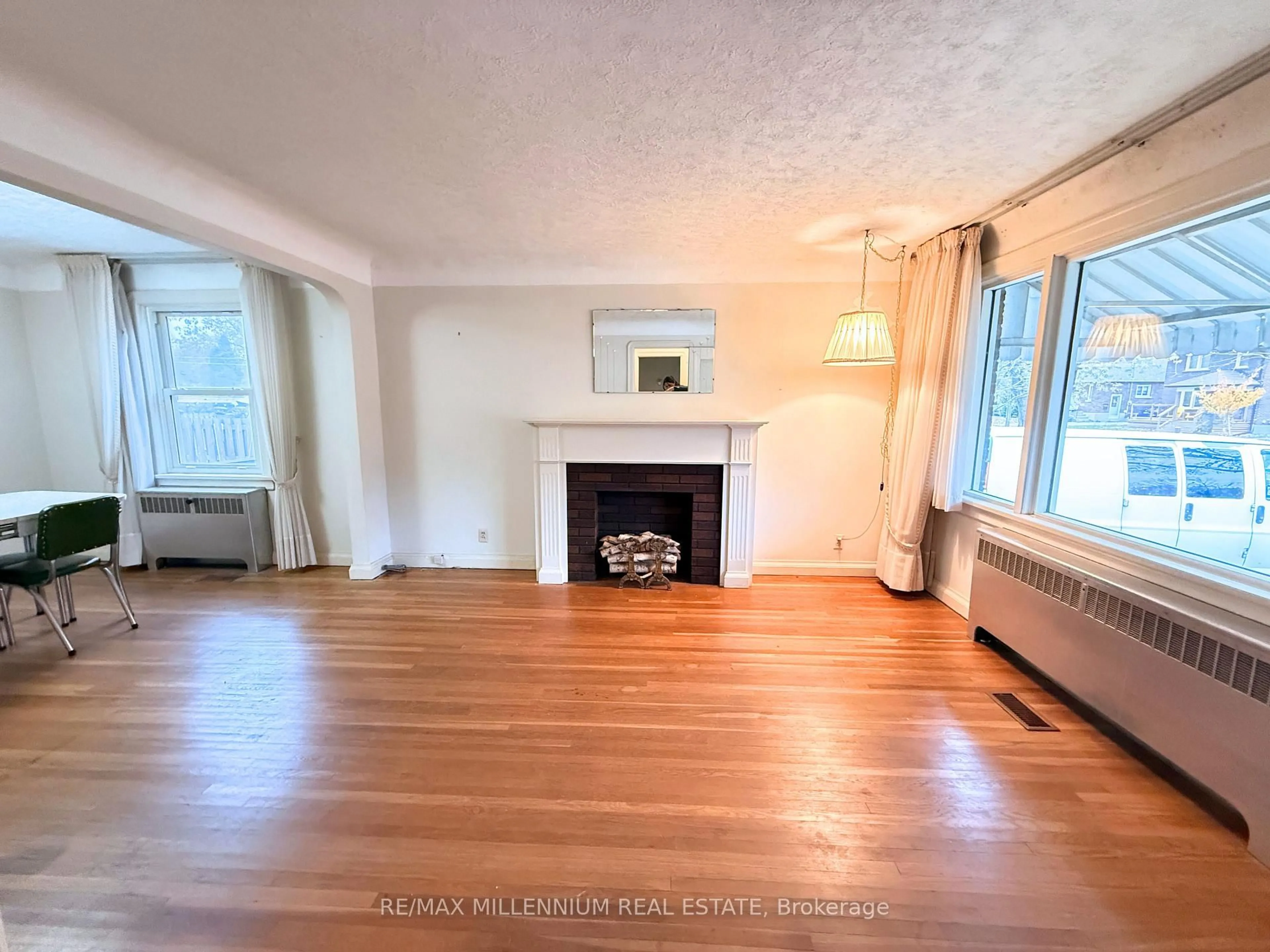 A pic of a room for 94 Cadillac Ave, Oshawa Ontario L1H 5Z2