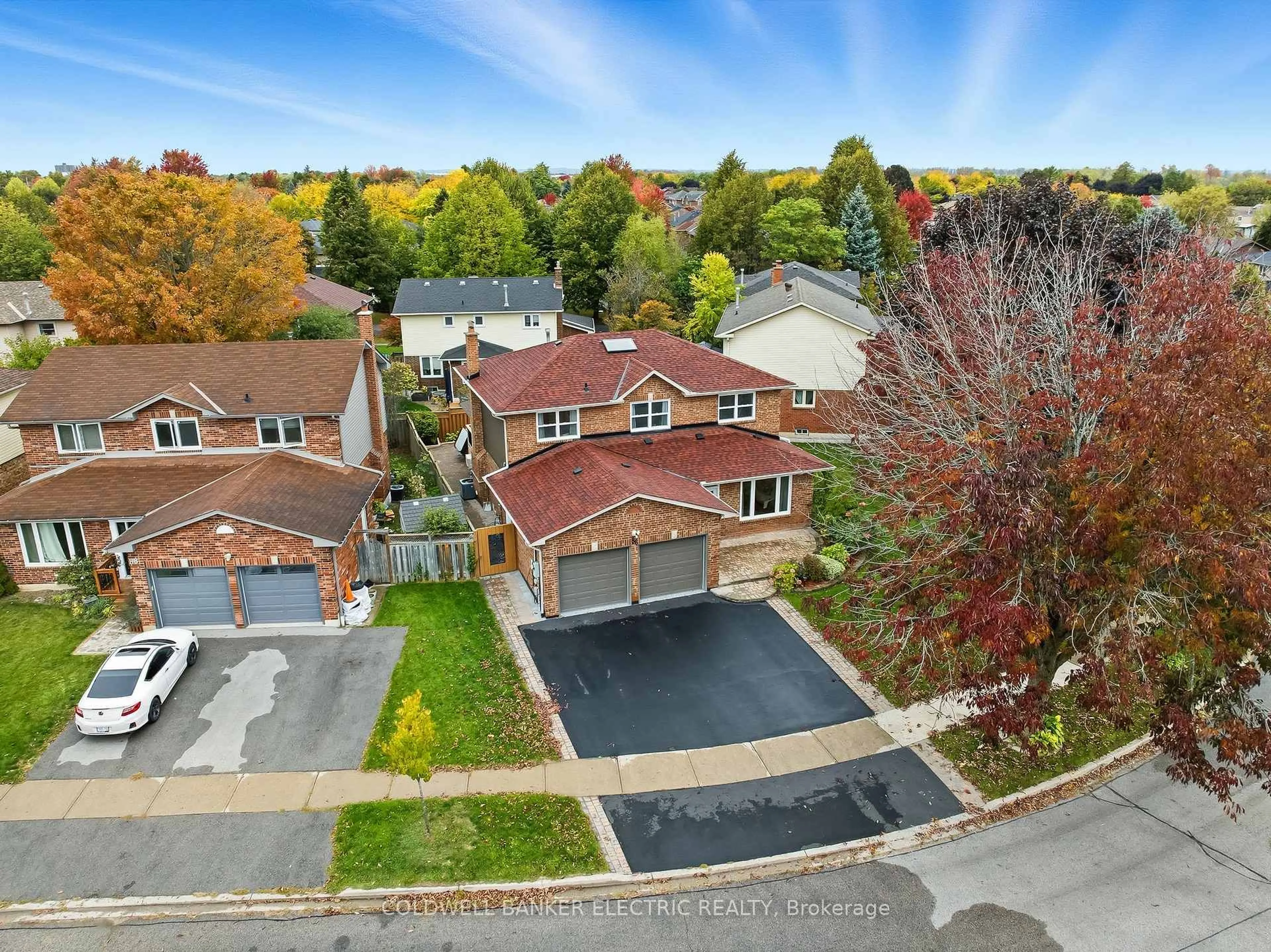 A pic from outside/outdoor area/front of a property/back of a property/a pic from drone, street for 86 Rollo Dr, Ajax Ontario L1S 7B7