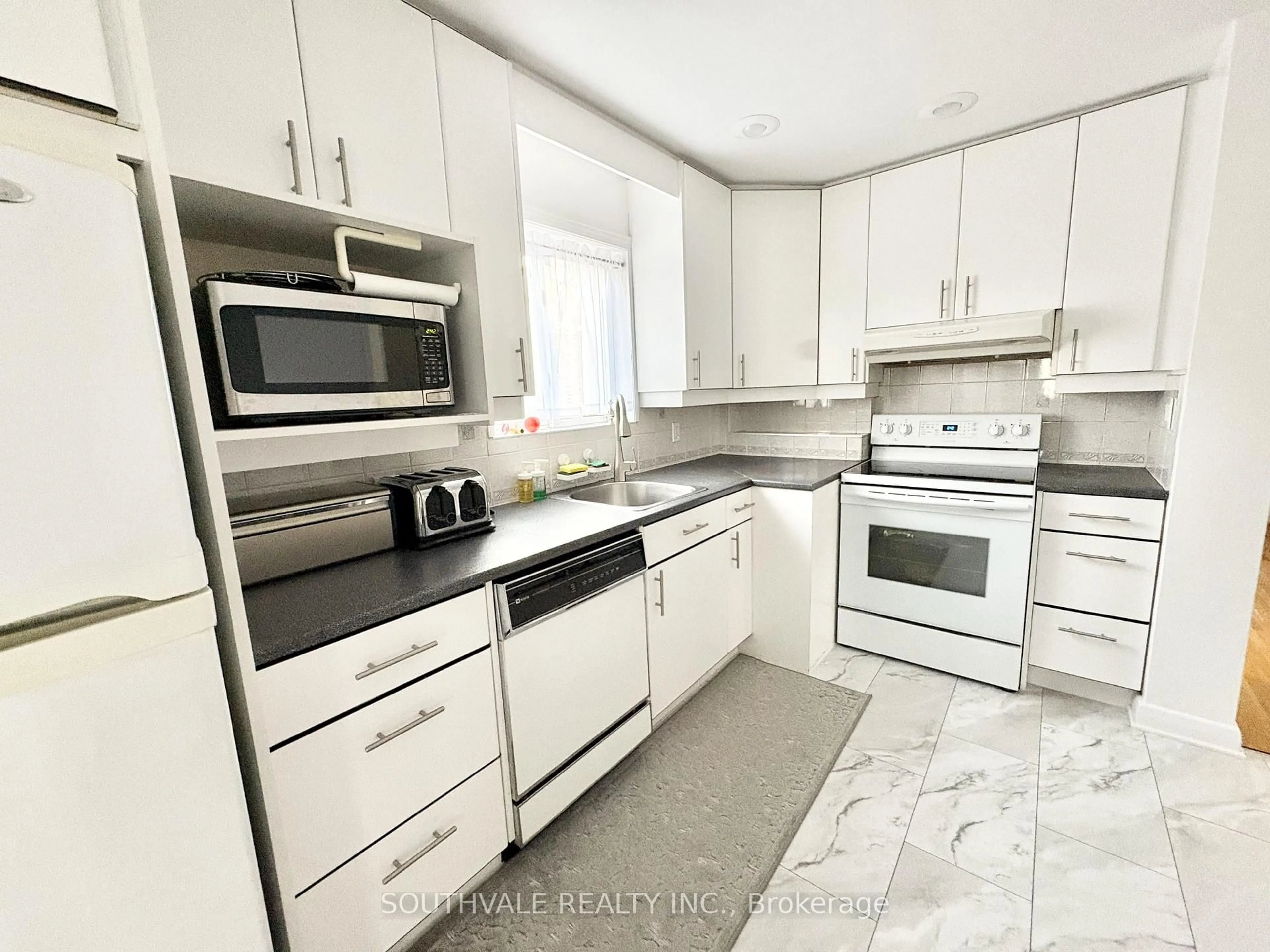Standard kitchen, ceramic/tile floor for 90 Trinnell Blvd, Toronto Ontario M1L 1S7