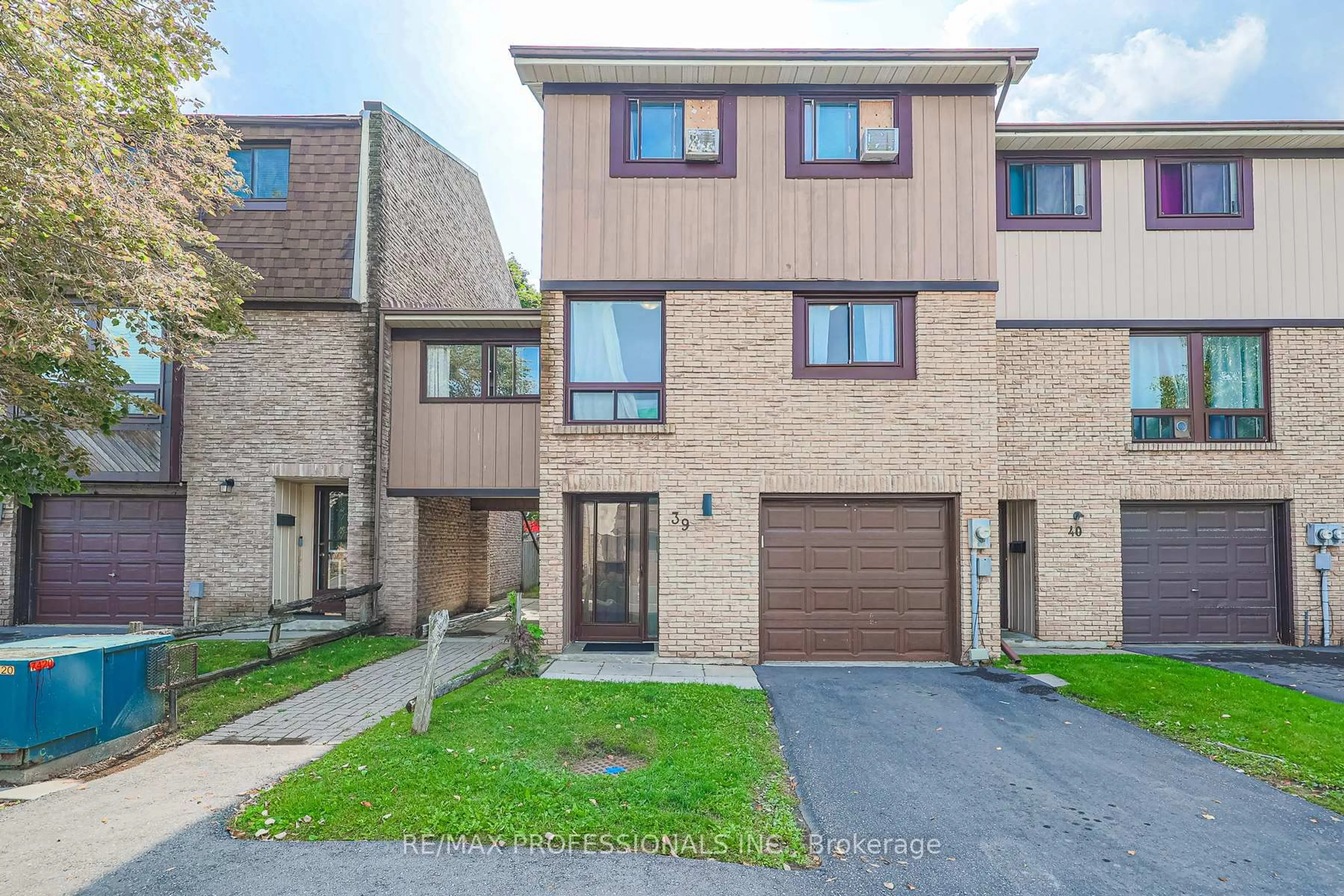 Home with brick exterior material, street for 221 Ormond Dr #39, Oshawa Ontario L1G 6T7