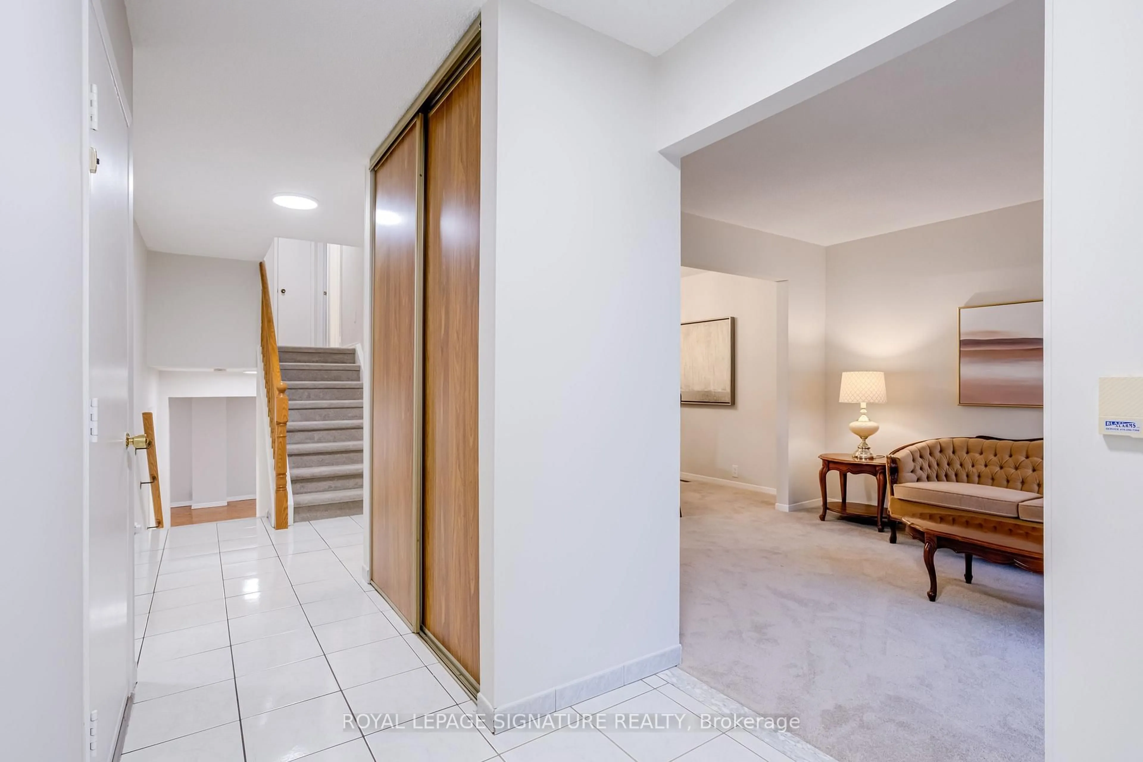 Indoor foyer for 35 Parsonage Dr, Toronto Ontario M1B 4J2