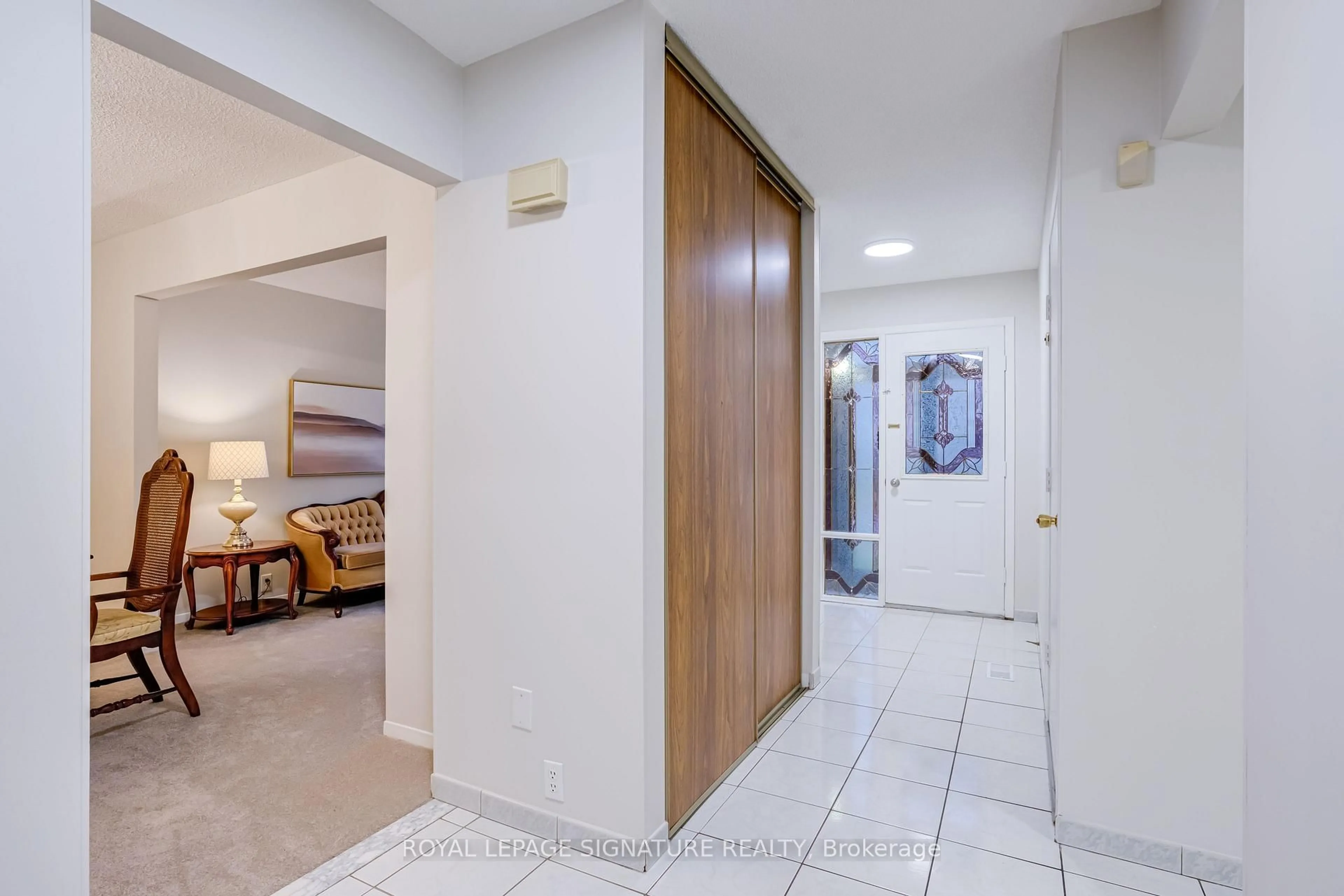 Indoor foyer for 35 Parsonage Dr, Toronto Ontario M1B 4J2