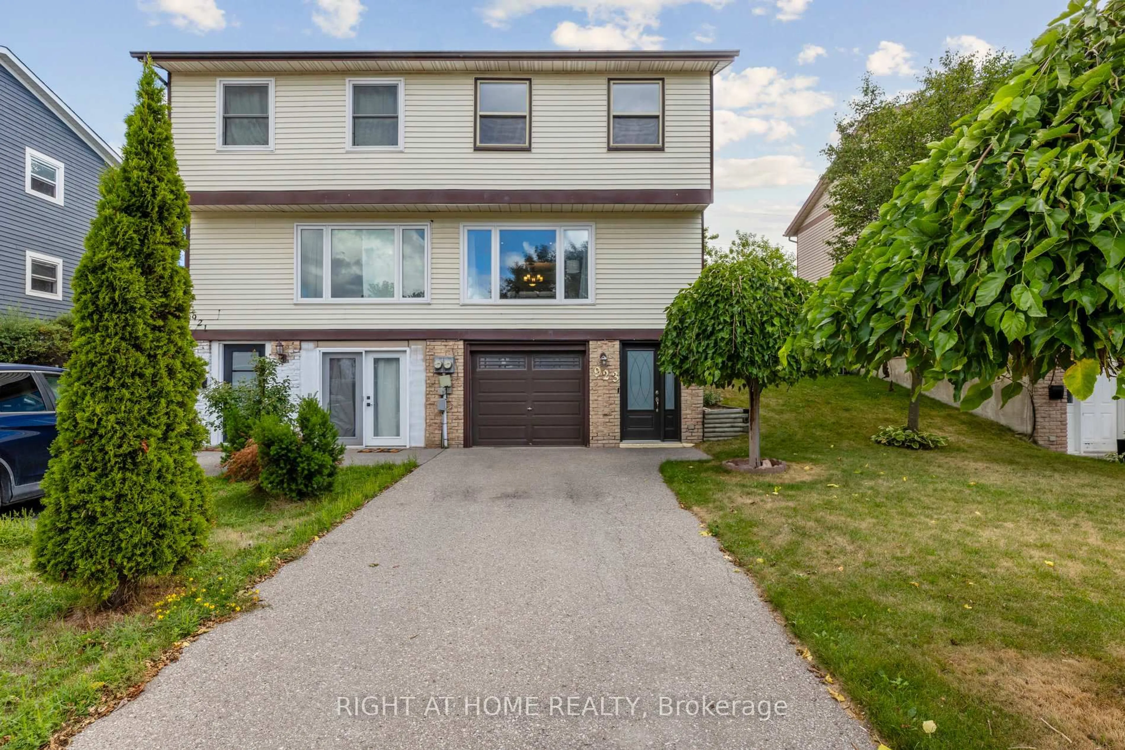 A pic from outside/outdoor area/front of a property/back of a property/a pic from drone, street for 923 Southridge St, Oshawa Ontario L1H 8A4