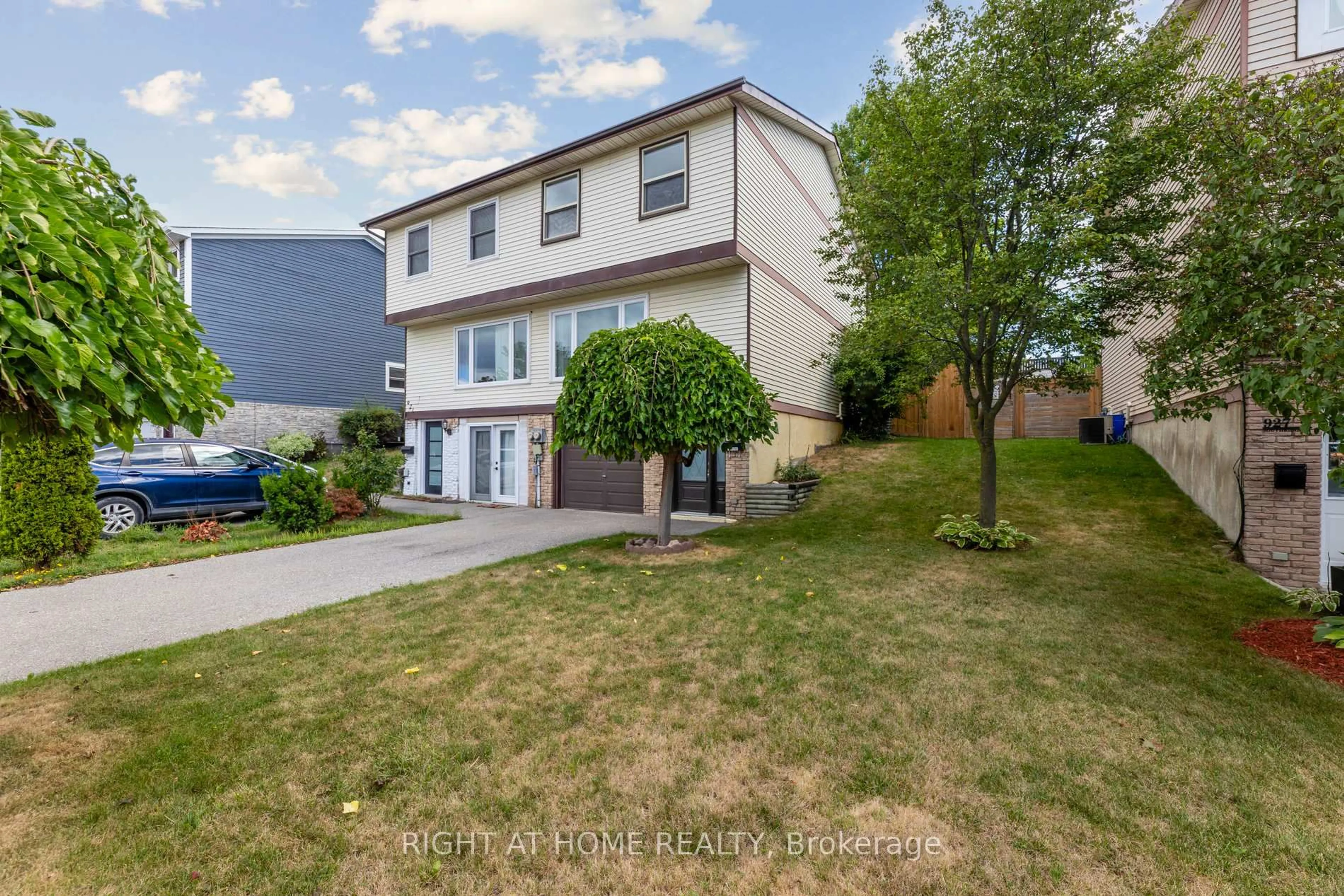 A pic from outside/outdoor area/front of a property/back of a property/a pic from drone, street for 923 Southridge St, Oshawa Ontario L1H 8A4