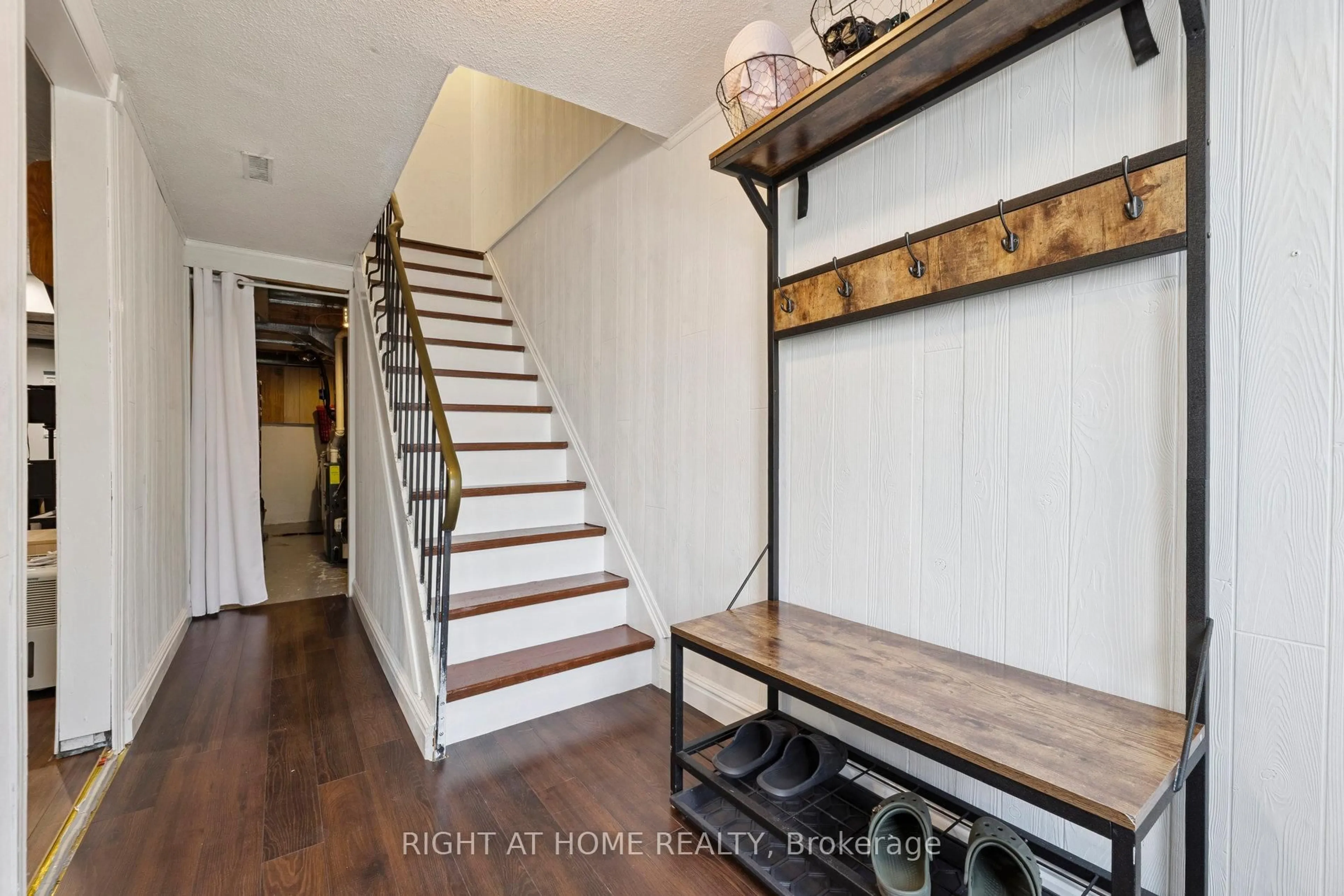 Indoor entryway for 923 Southridge St, Oshawa Ontario L1H 8A4