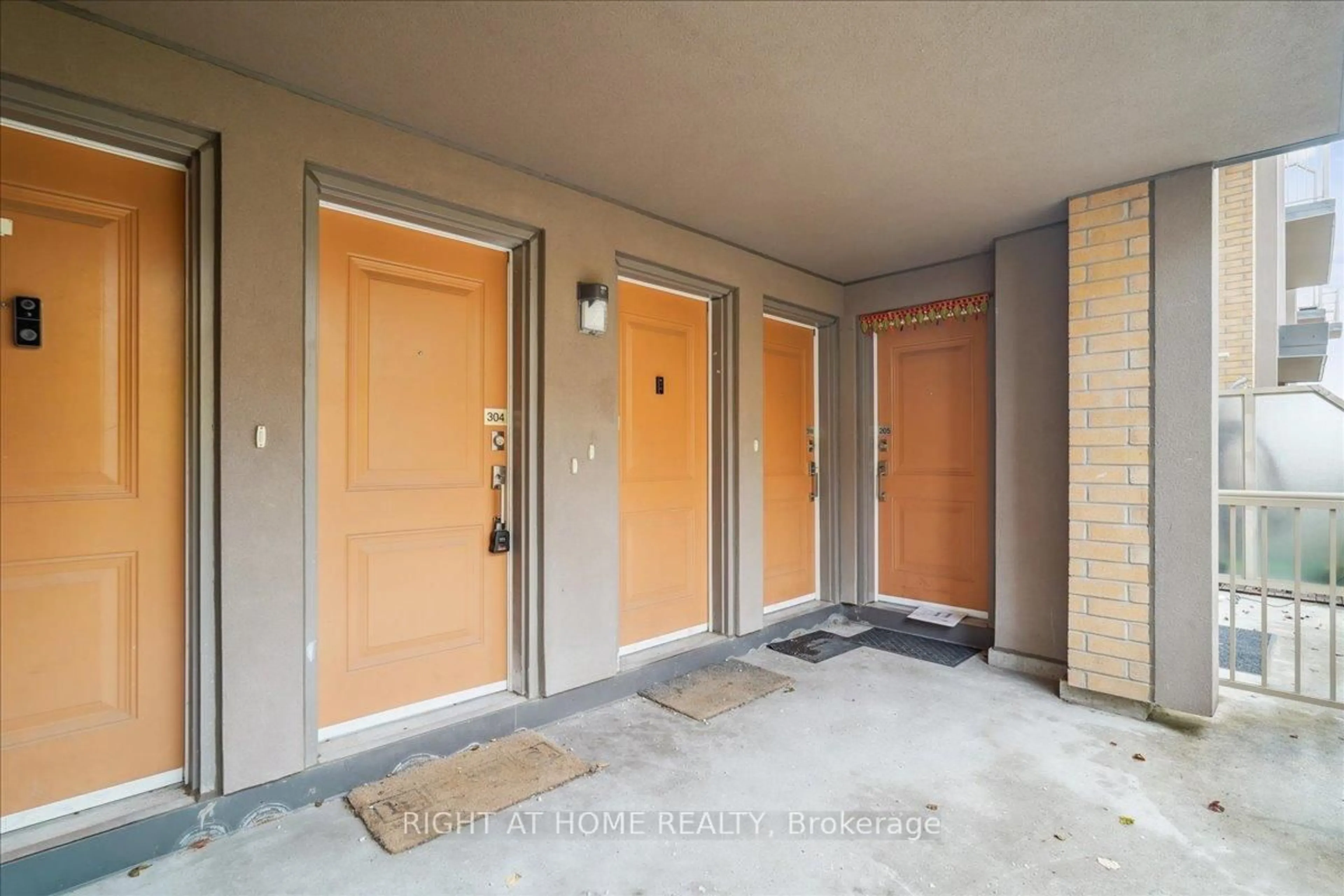 Indoor entryway for 90 Orchid Place Dr #304, Toronto Ontario M1B 0C4