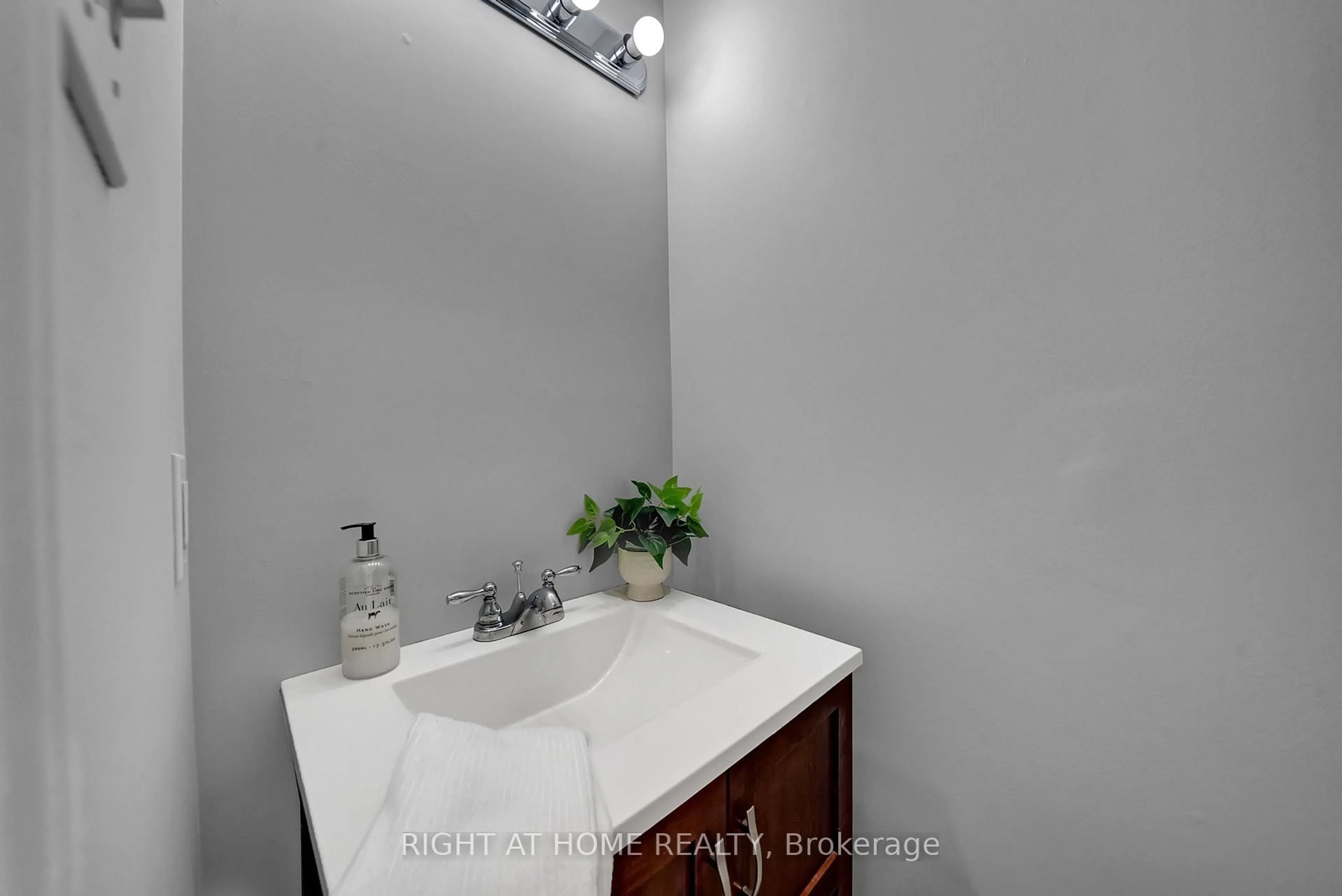 Standard bathroom, ceramic/tile floor for 9 Kershaw St, Clarington Ontario L1C 4S4