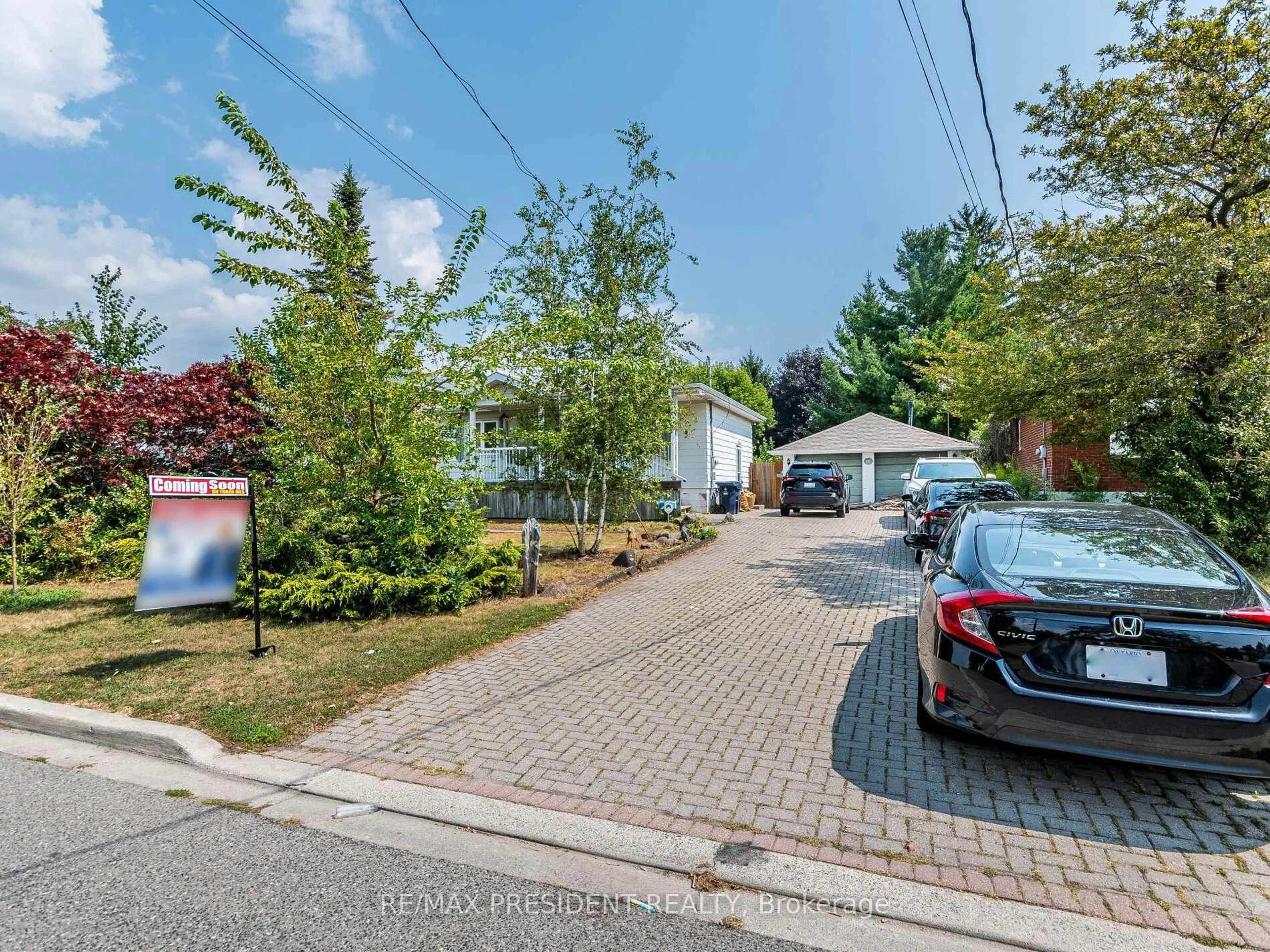 A pic from outside/outdoor area/front of a property/back of a property/a pic from drone, street for 135 Kitchener Rd, Toronto Ontario M1E 2Y2