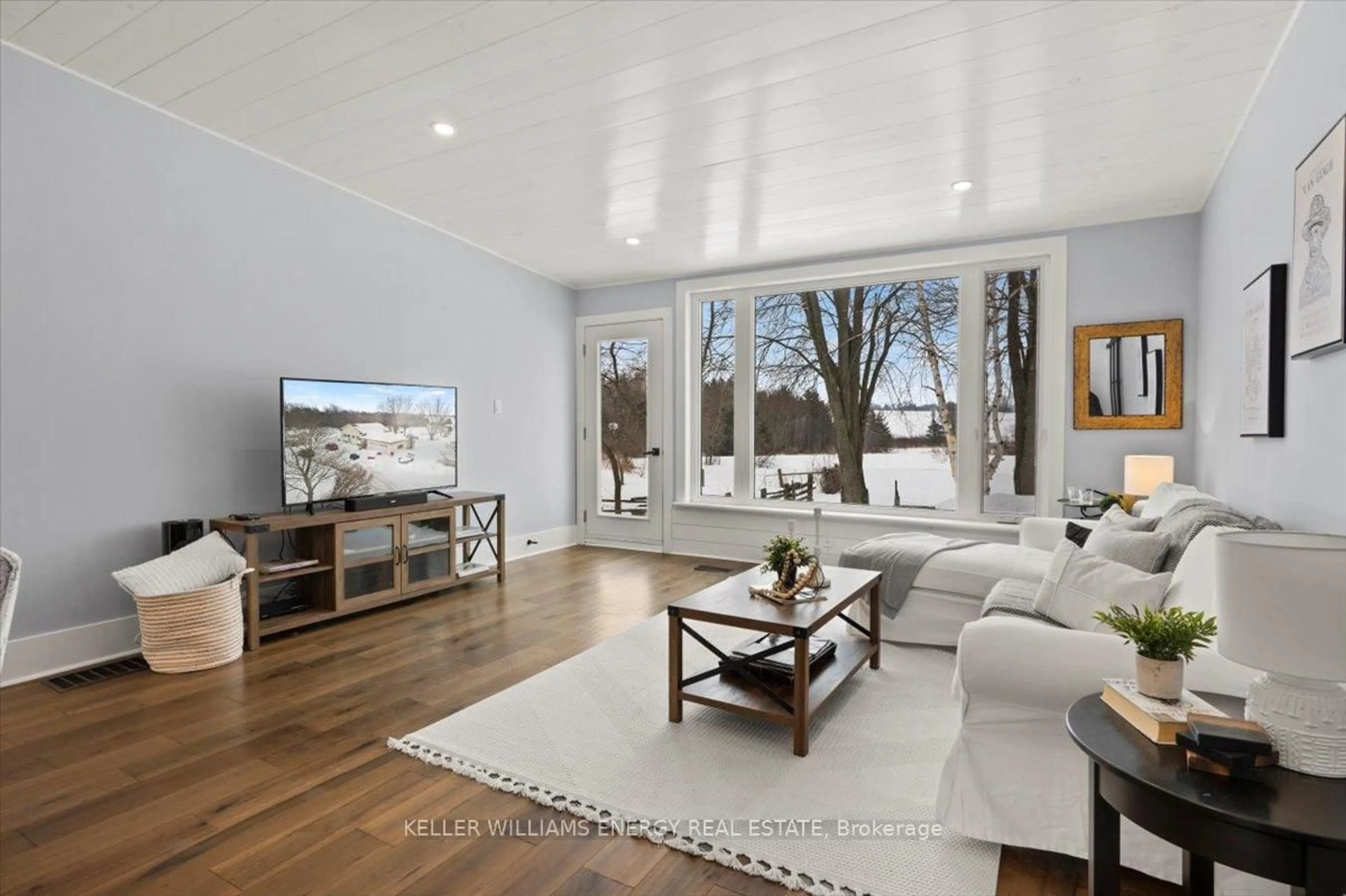 Living room with furniture, wood/laminate floor for 2370 Bruce Rd, Scugog Ontario L0C 1G0