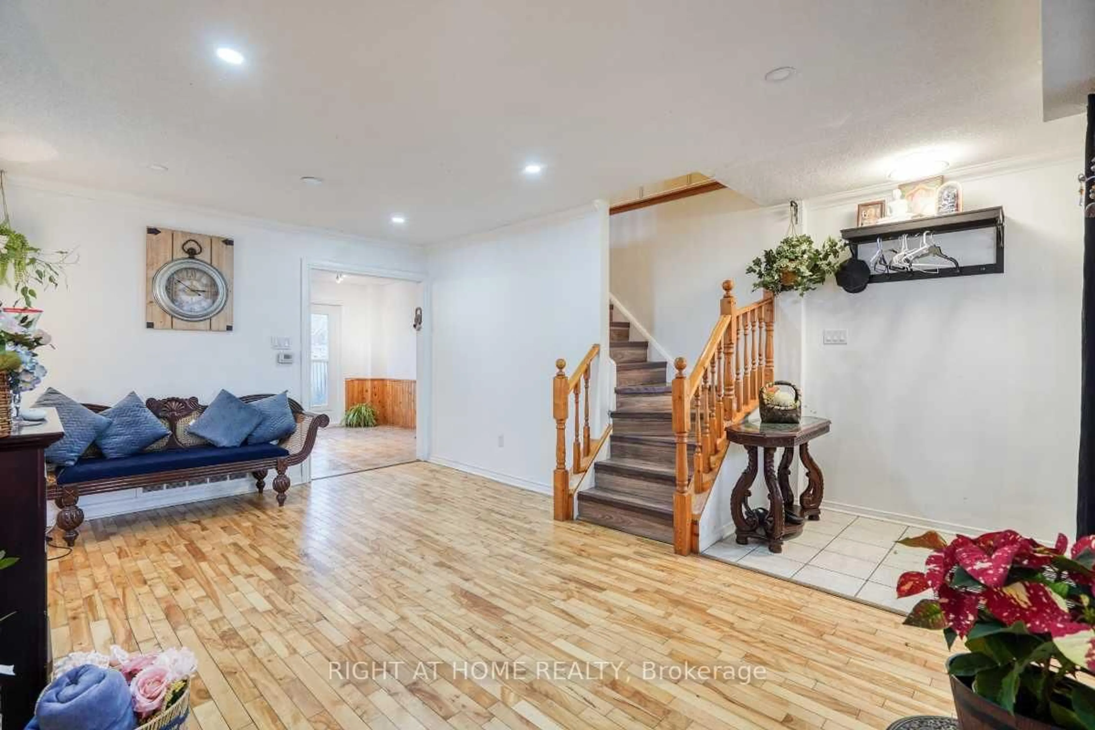 Indoor foyer for 1456 Valley Dr, Oshawa Ontario L1J 7Z3