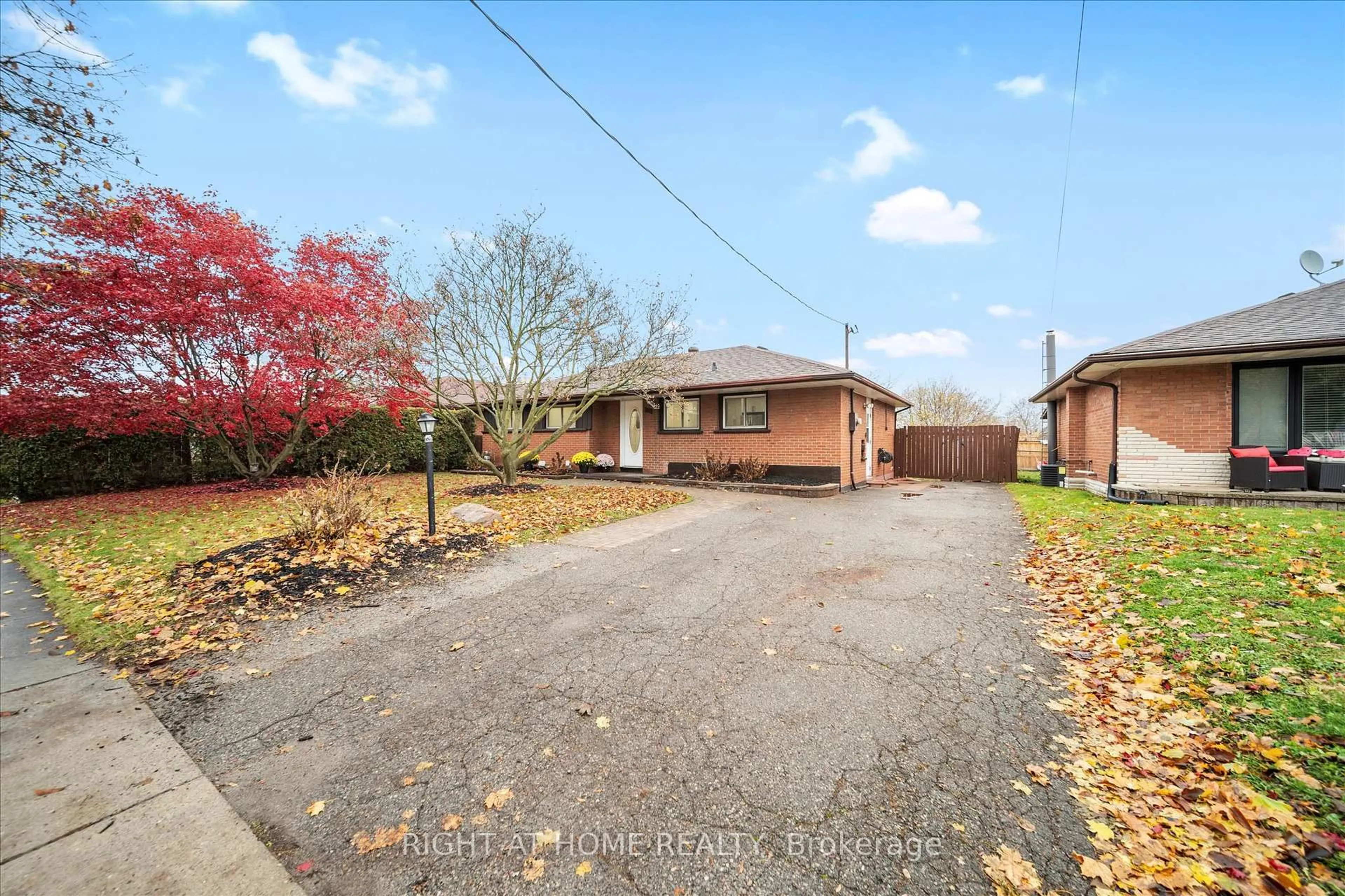 A pic from outside/outdoor area/front of a property/back of a property/a pic from drone, street for 625 Central Park Blvd, Oshawa Ontario L1G 6A5