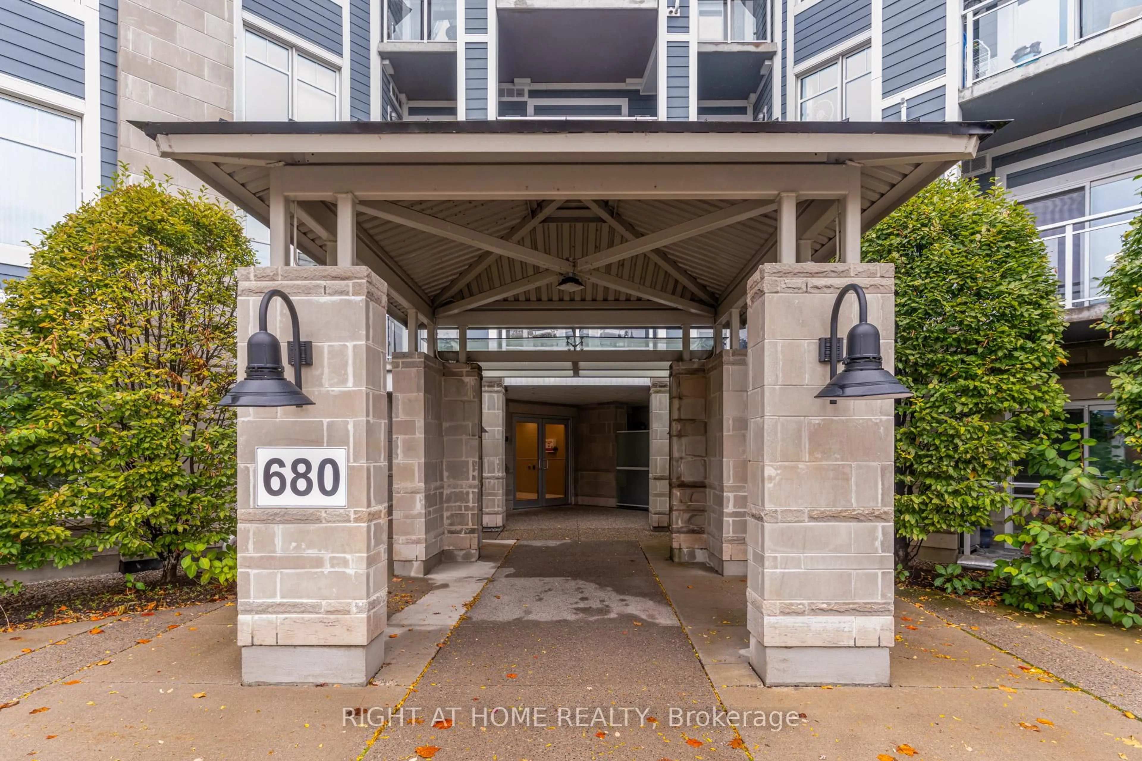 Indoor entryway for 680 Gordon St #107, Whitby Ontario L1N 0L2