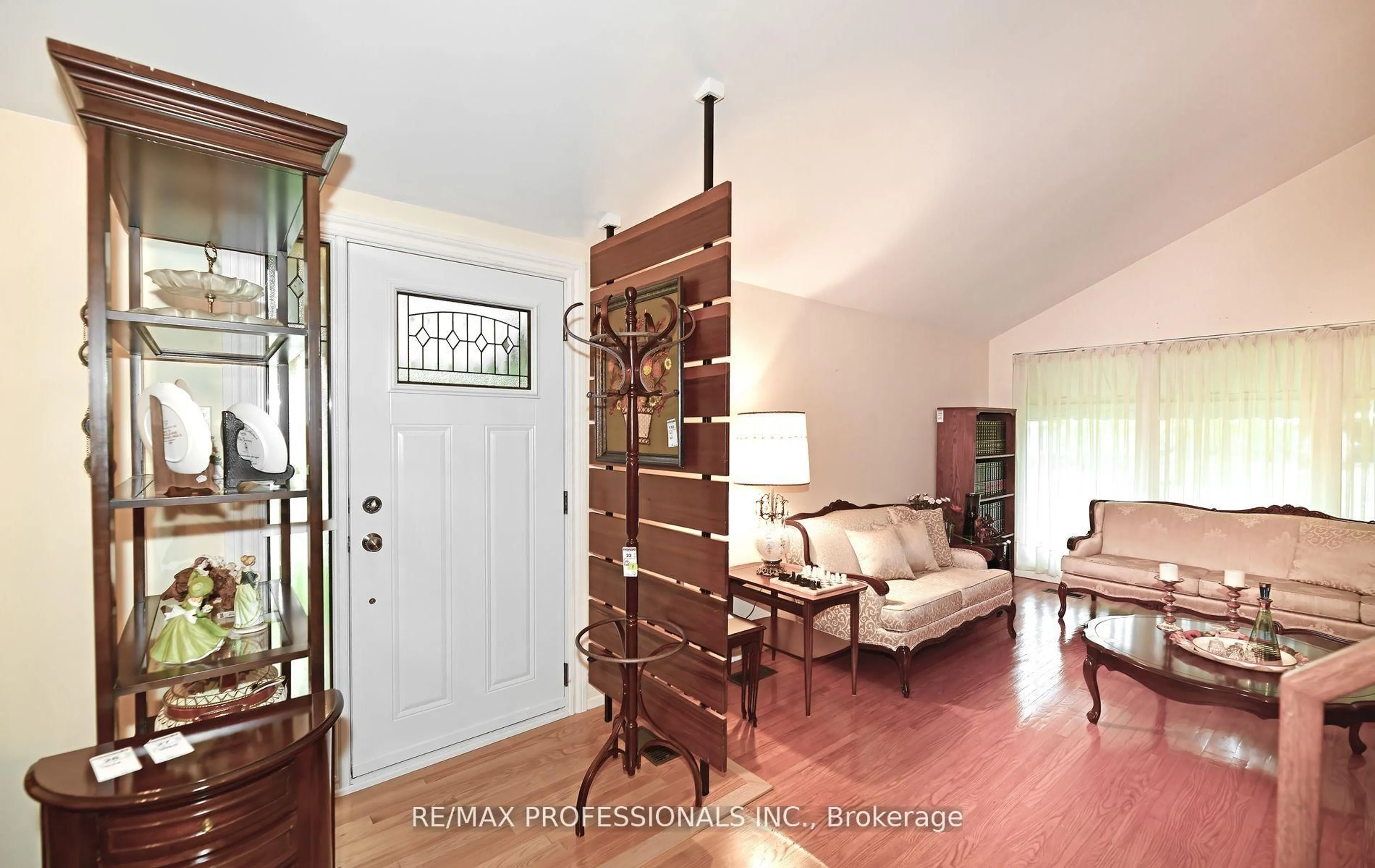 Indoor entryway for 2 Lesterwood Cres, Toronto Ontario M1P 3L4