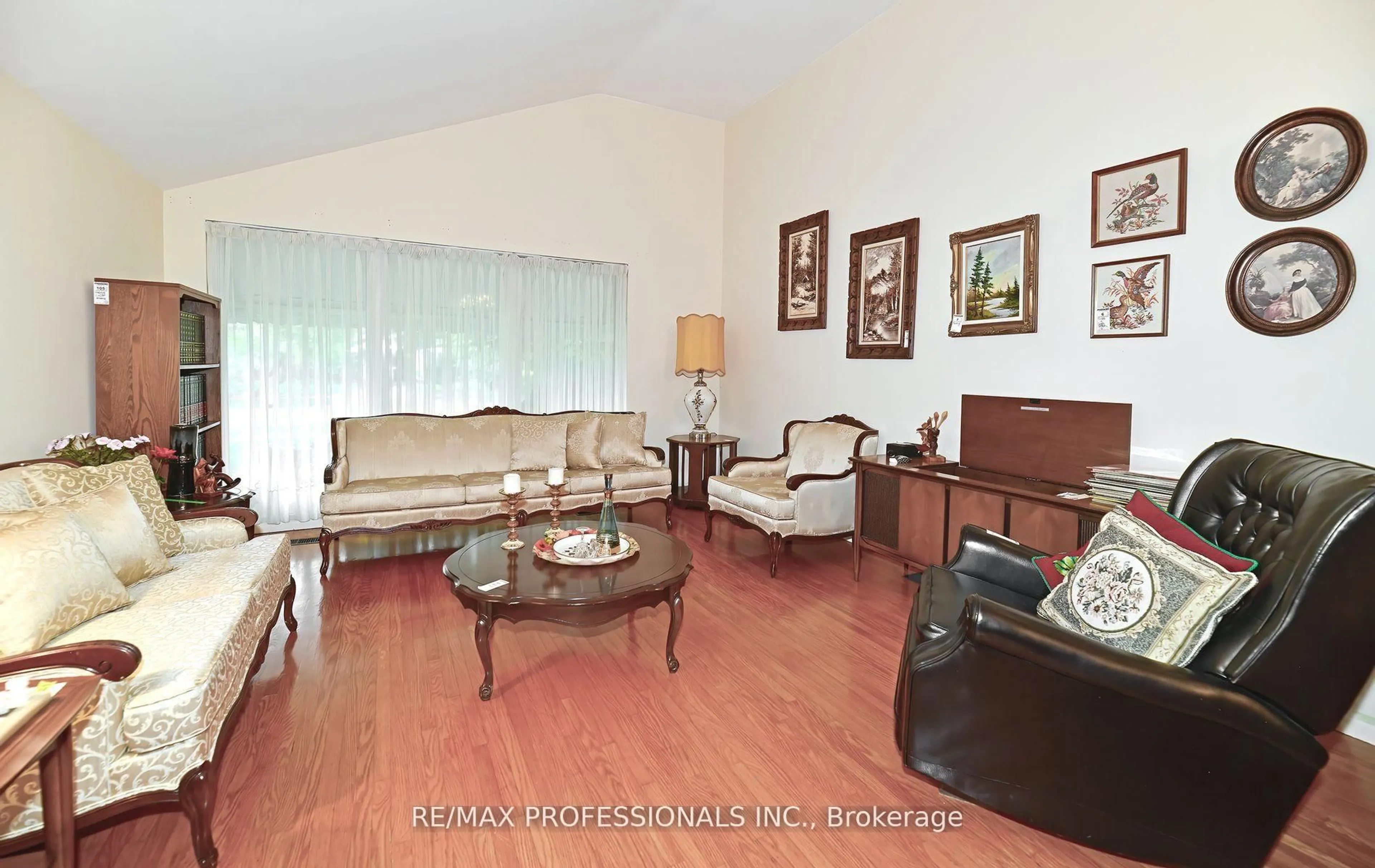 Living room with furniture, wood/laminate floor for 2 Lesterwood Cres, Toronto Ontario M1P 3L4