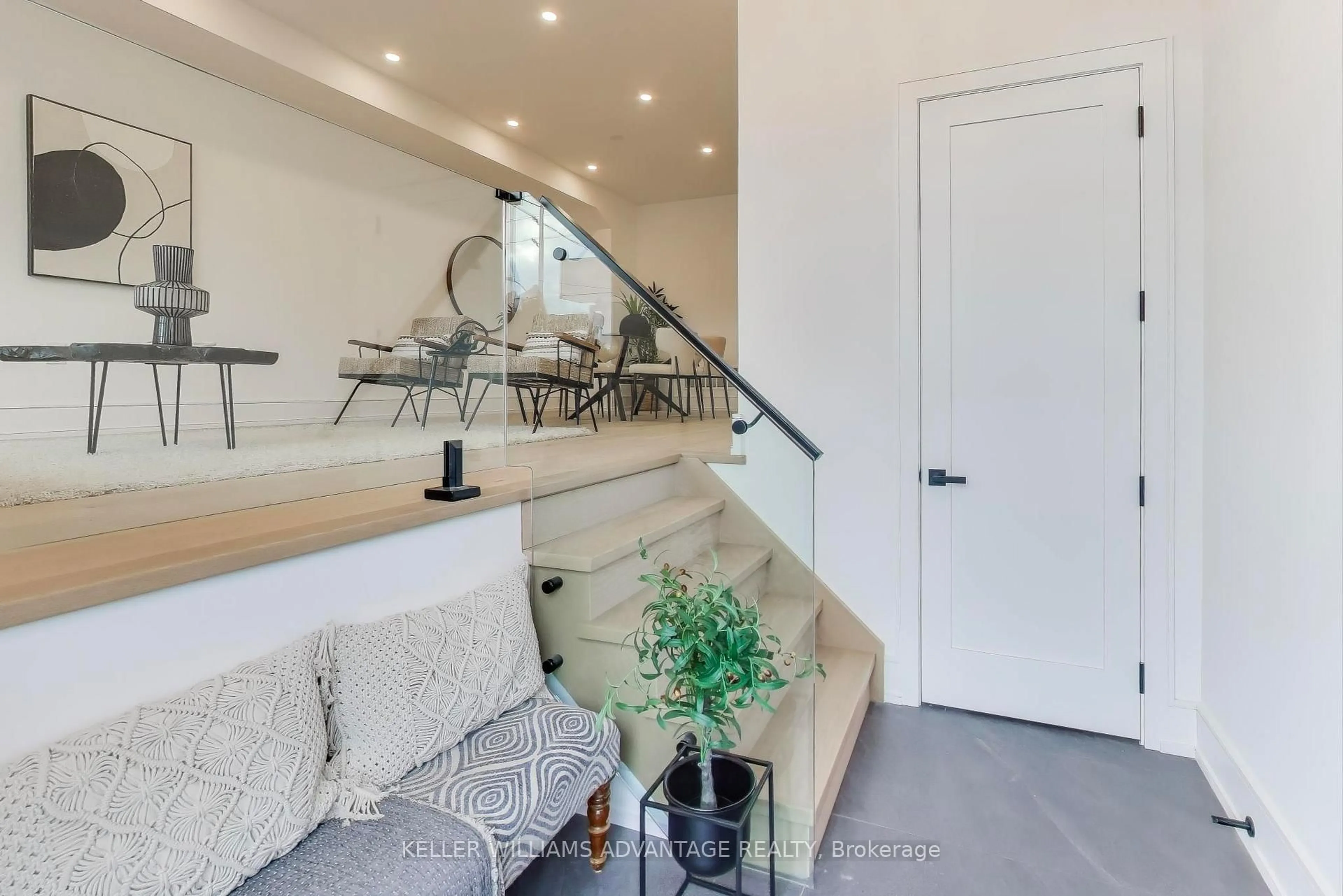 Unknown for 102 Yardley Ave, Toronto Ontario M4B 2B1