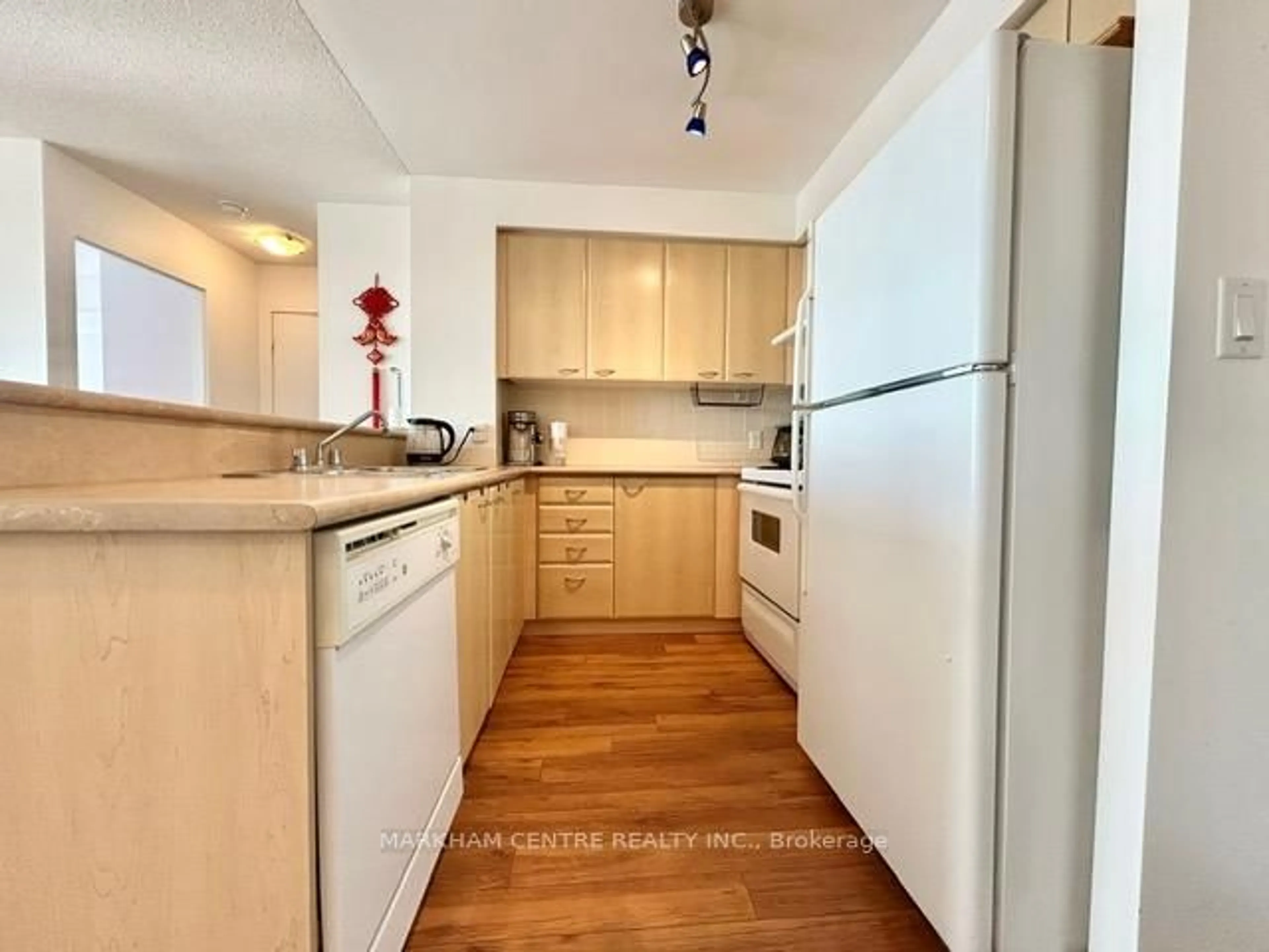 Standard kitchen, wood/laminate floor for 36 Lee Centre Dr #2707, Toronto Ontario M1H 3K2