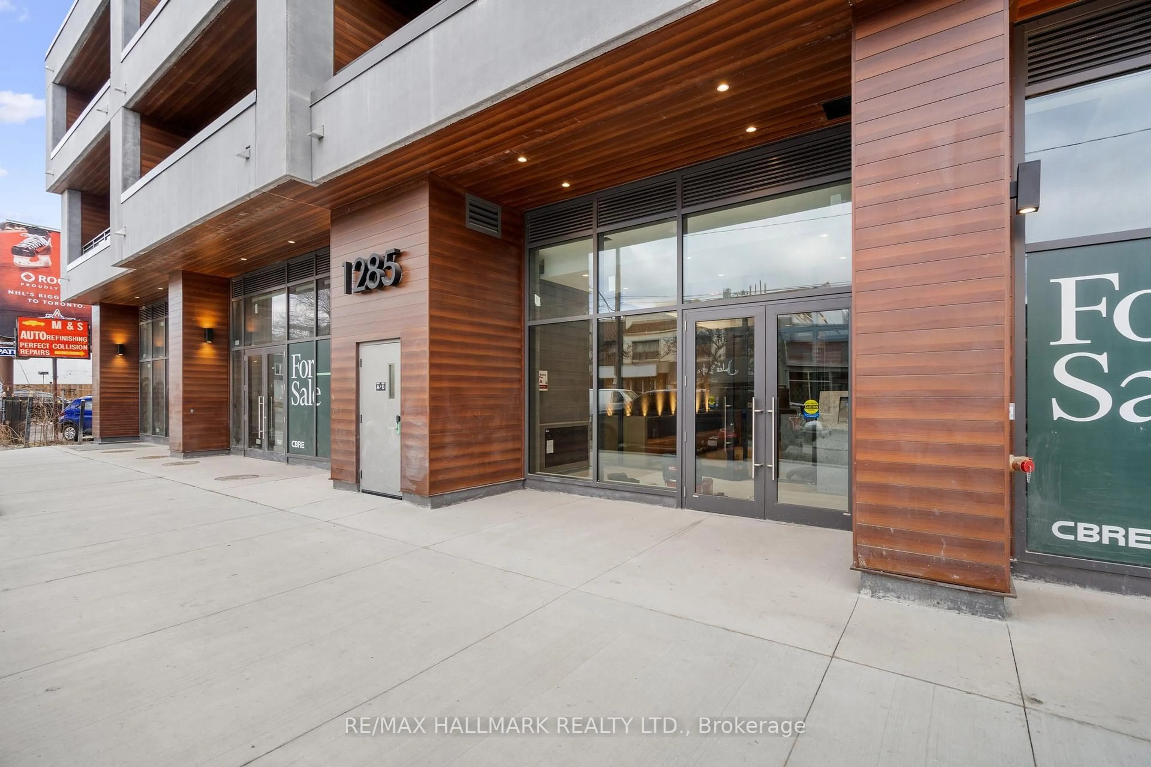 Indoor foyer for 1285 Queen St #405, Toronto Ontario M4L 1C2
